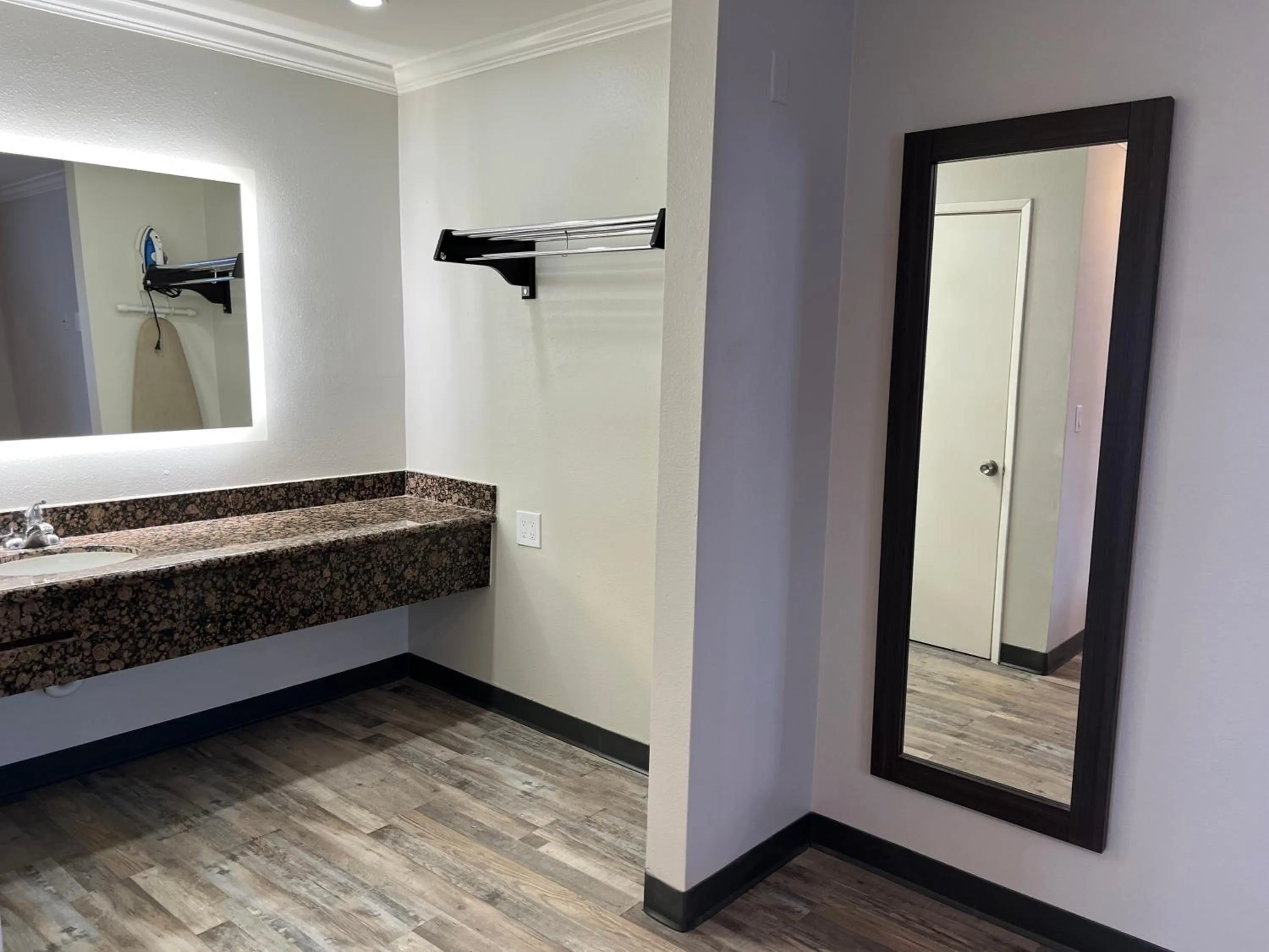 Bathroom, Bed in Cloud 9 Inn LAX