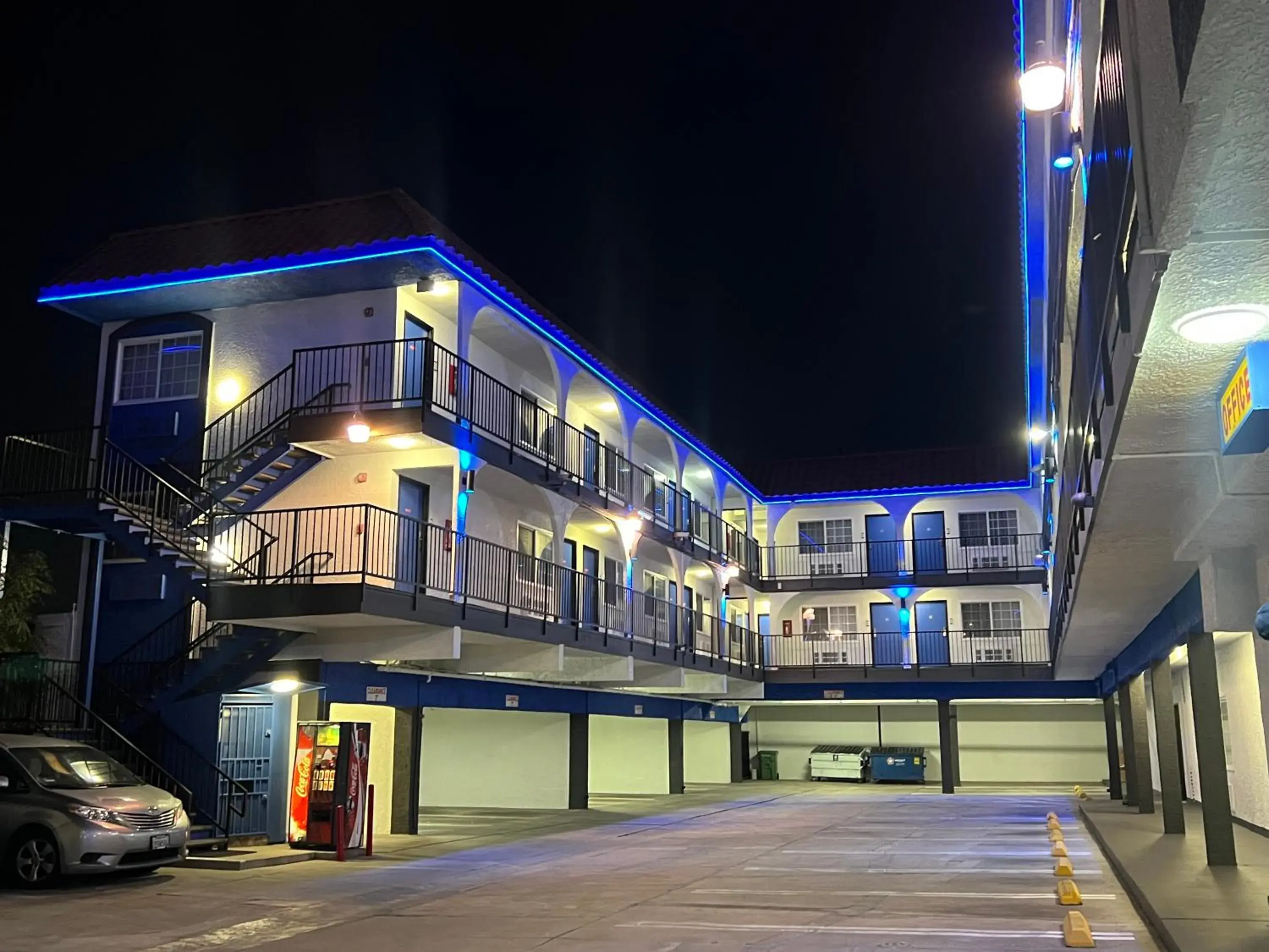 Property building in Cloud 9 Inn LAX Property building in Cloud 9 Inn LAX