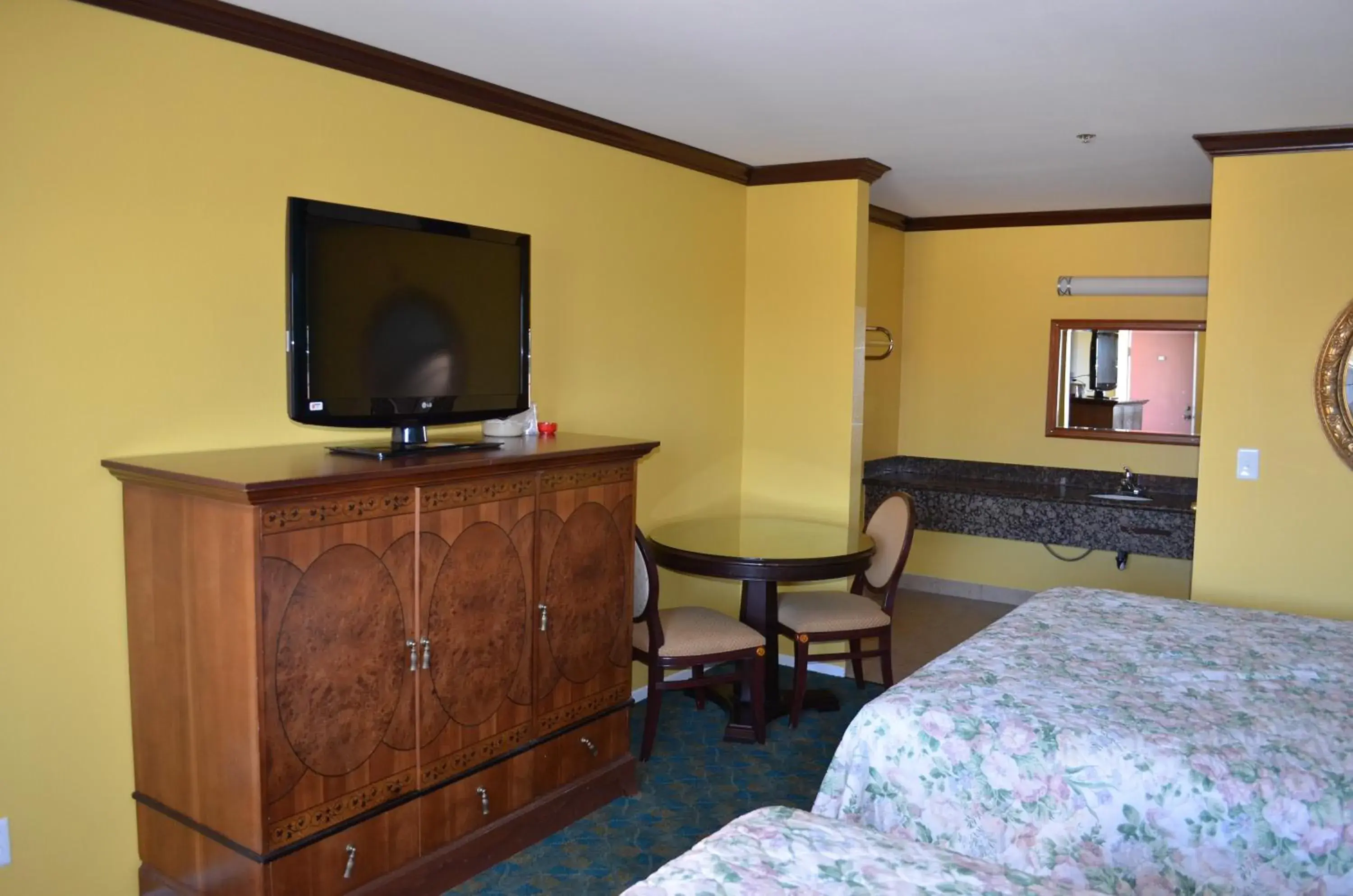 Photo of the whole room, TV/Entertainment Center in Cloud 9 Inn LAX