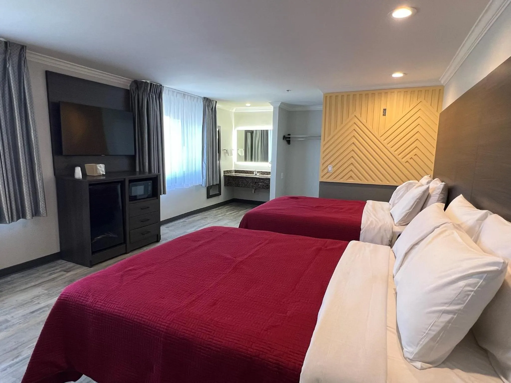 Communal lounge/ TV room, Bed in Cloud 9 Inn LAX