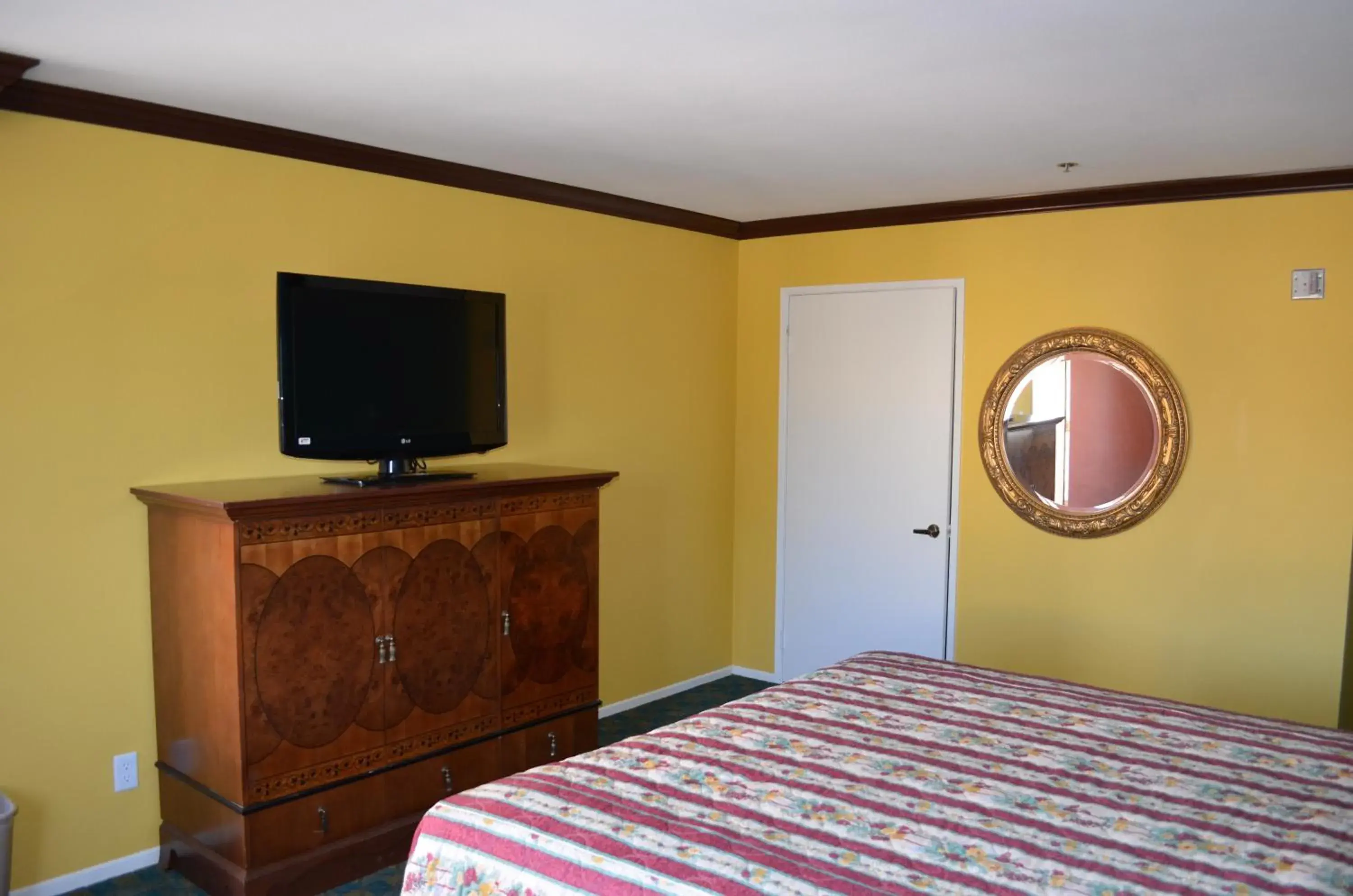 Photo of the whole room, TV/Entertainment Center in Cloud 9 Inn LAX