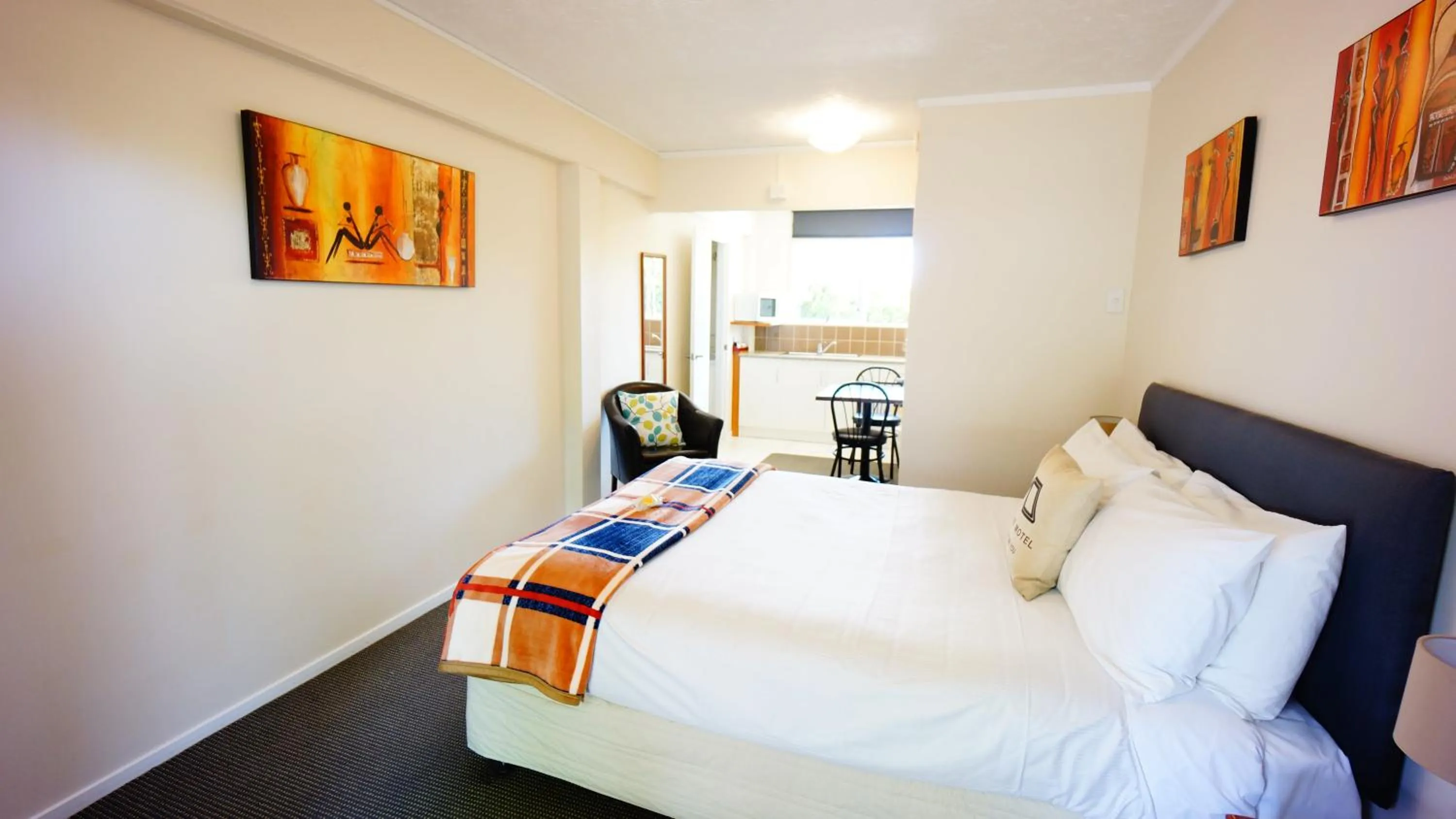Photo of the whole room, Bed in Waihi Motel