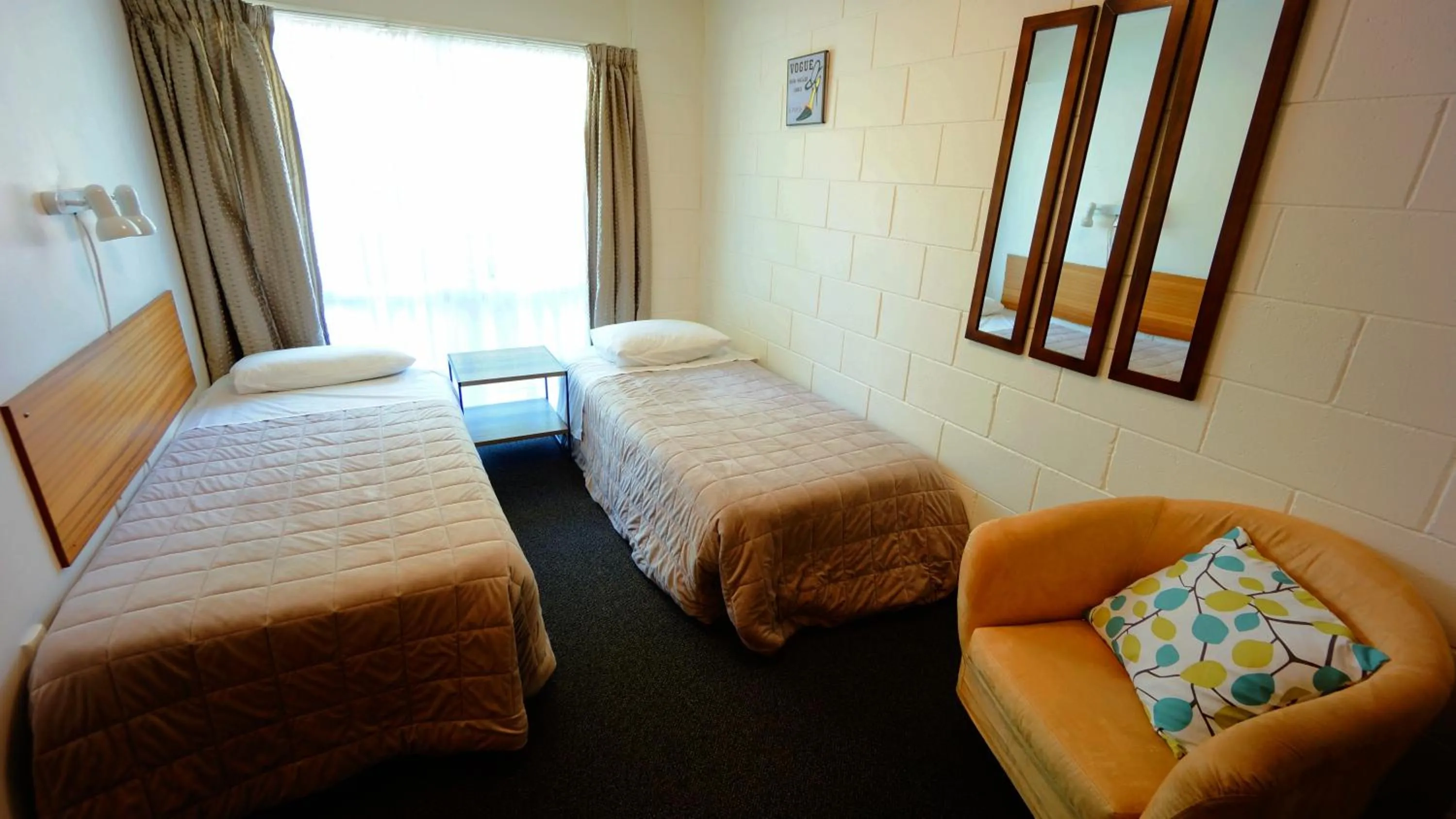 Photo of the whole room, Bed in Waihi Motel