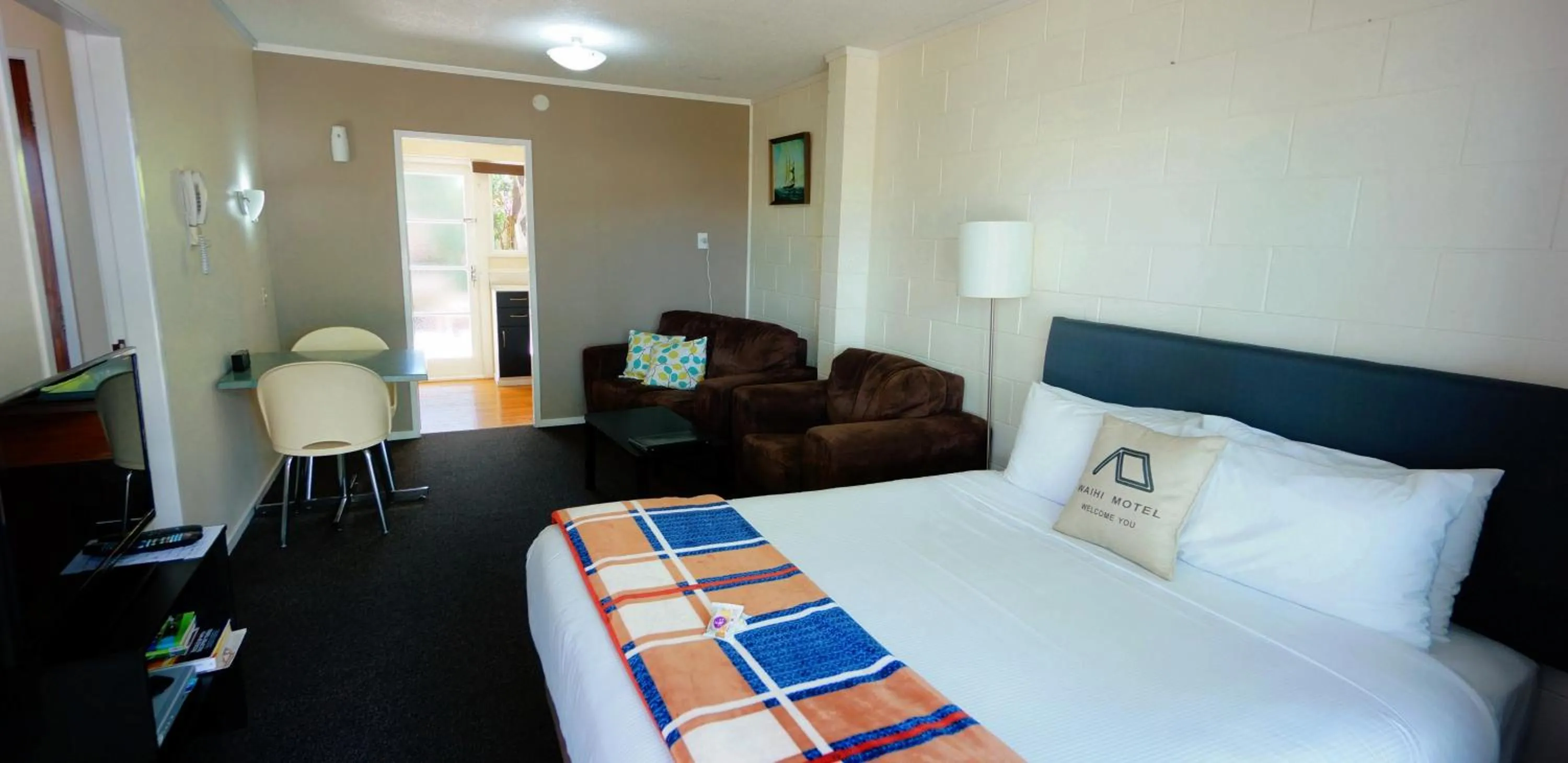 Photo of the whole room, Bed in Waihi Motel