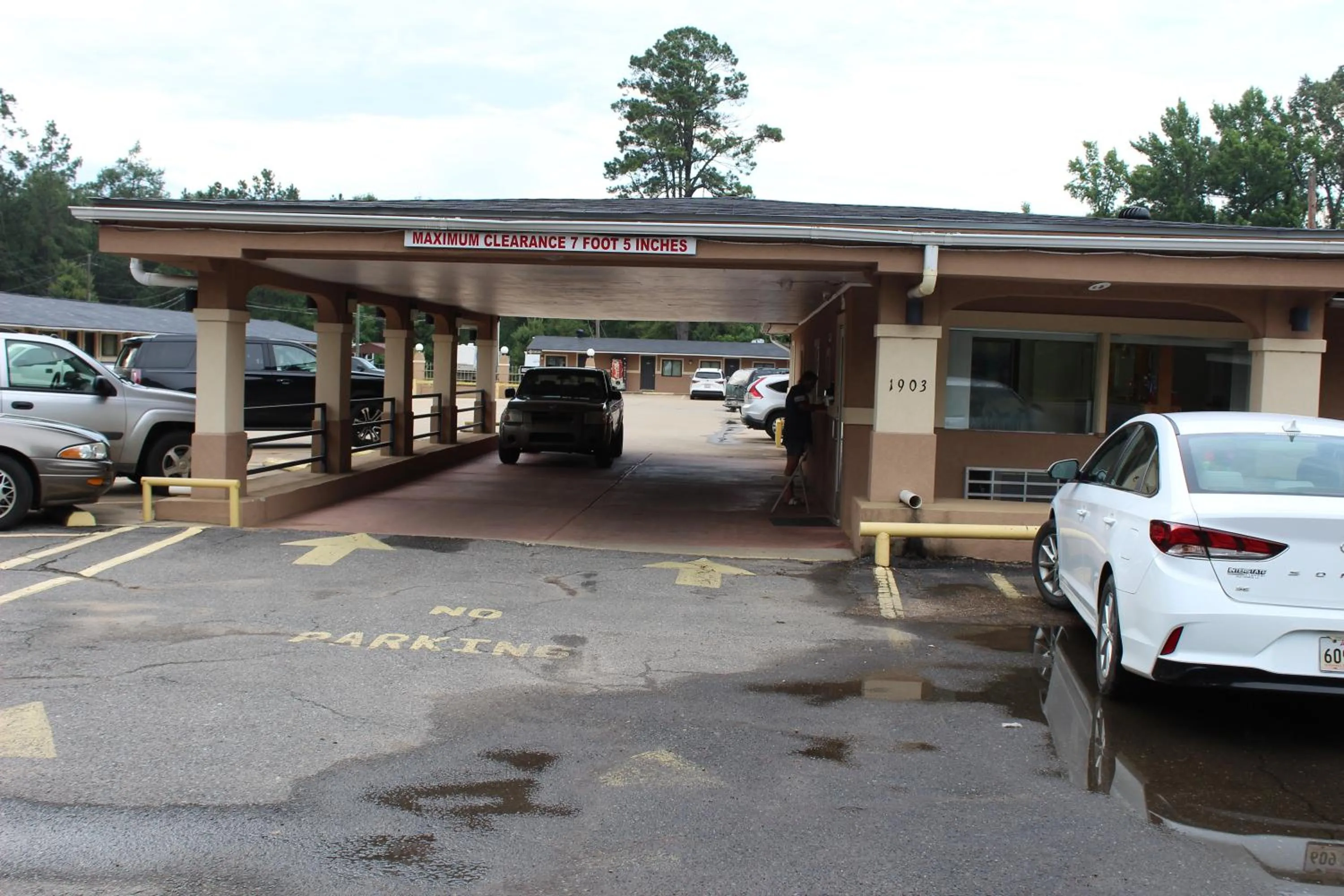 Facade/entrance in Evergreen Inn and R.V.