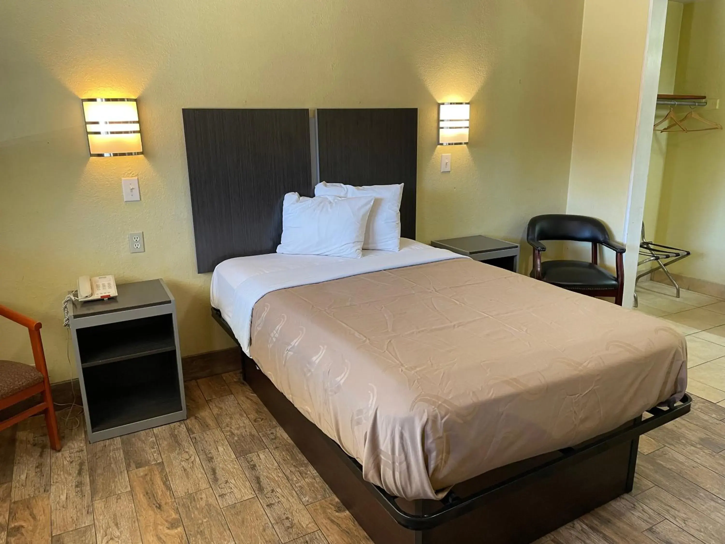 Single Room in Evergreen Inn and R.V. Single Room in Evergreen Inn and R.V.