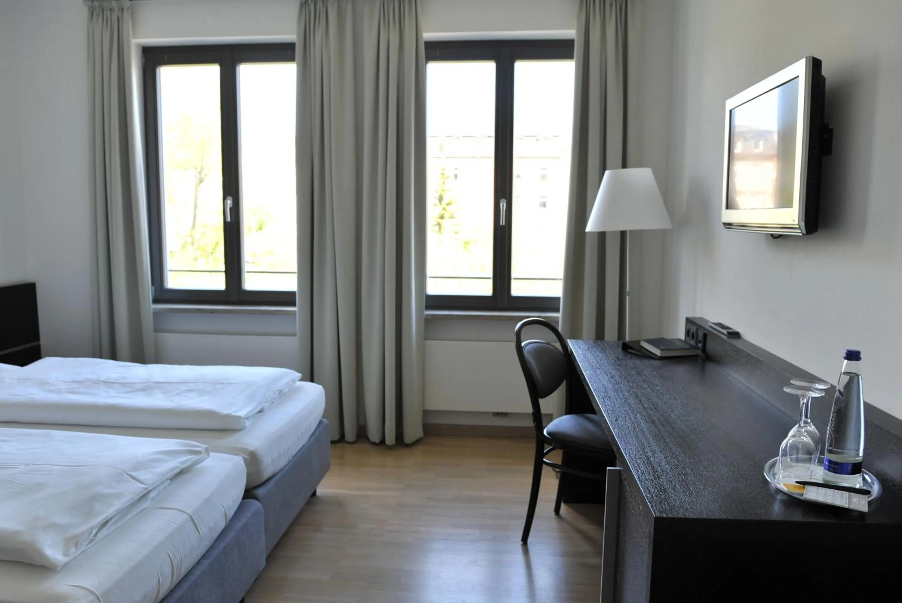 Photo of the whole room, Bed in Tandem Hotel