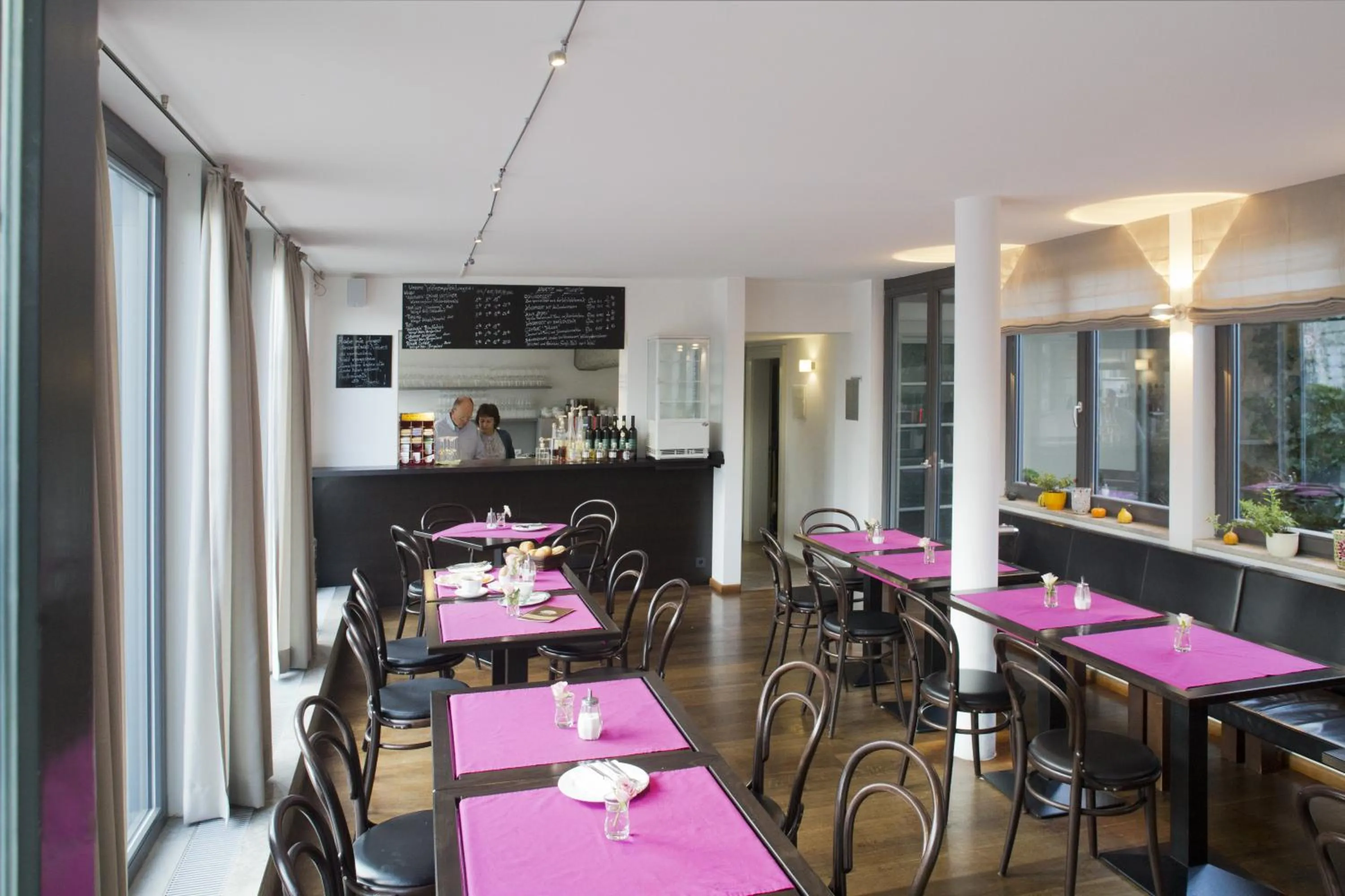 Restaurant/places to eat in Tandem Hotel