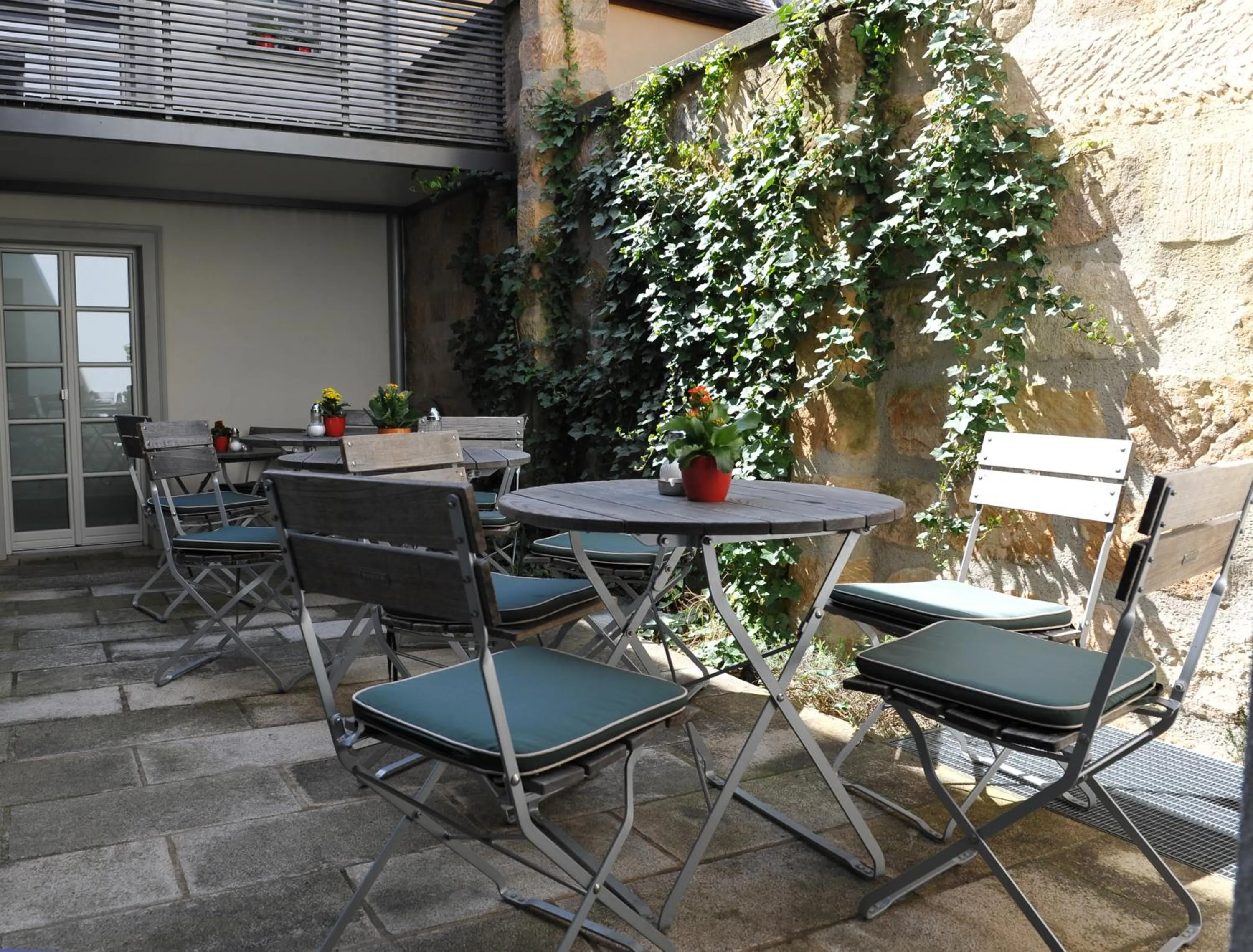 Restaurant/places to eat in Tandem Hotel