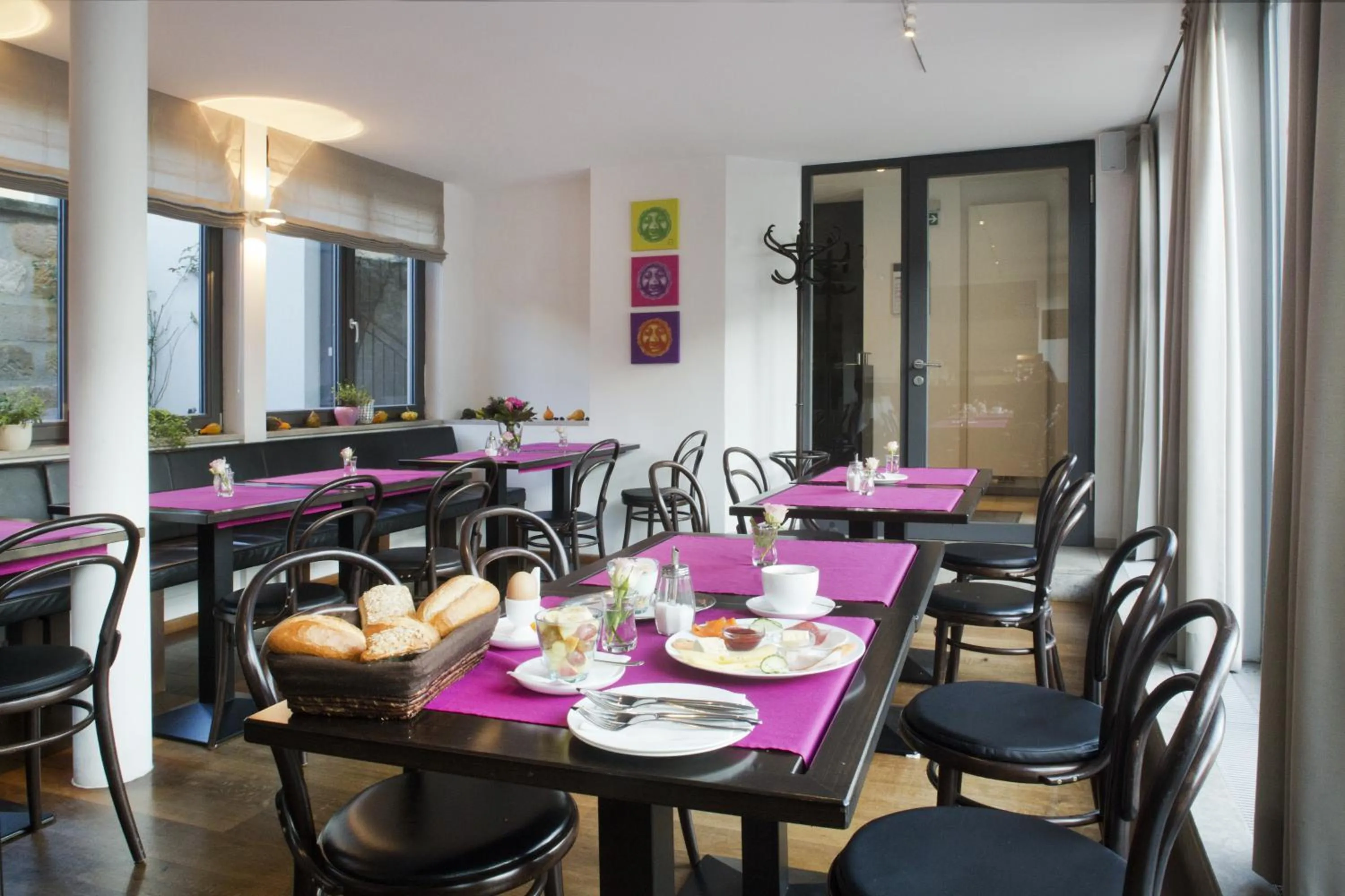 Restaurant/places to eat in Tandem Hotel