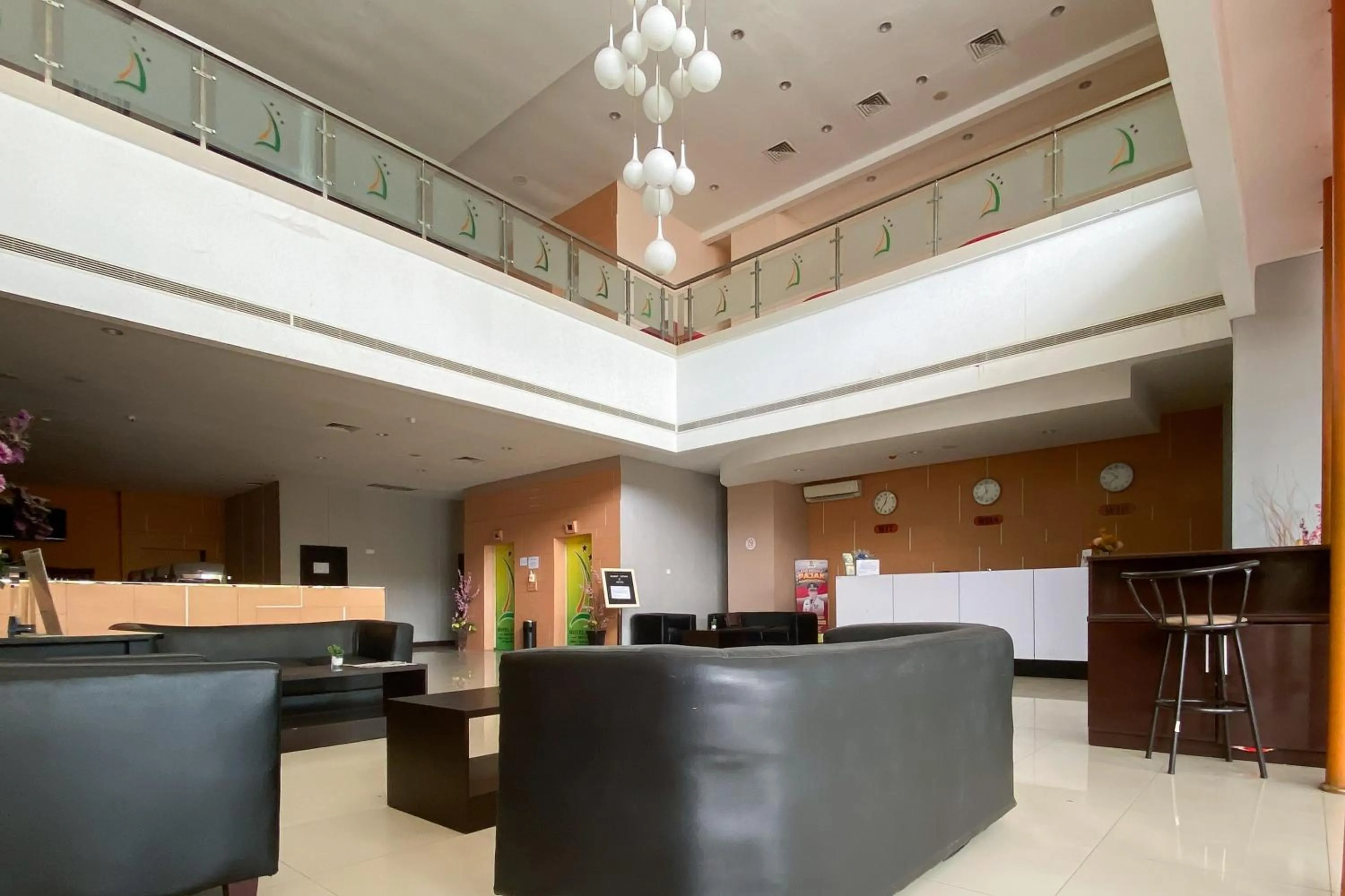 Lobby or reception in Capital O 472 Hotel Asyra