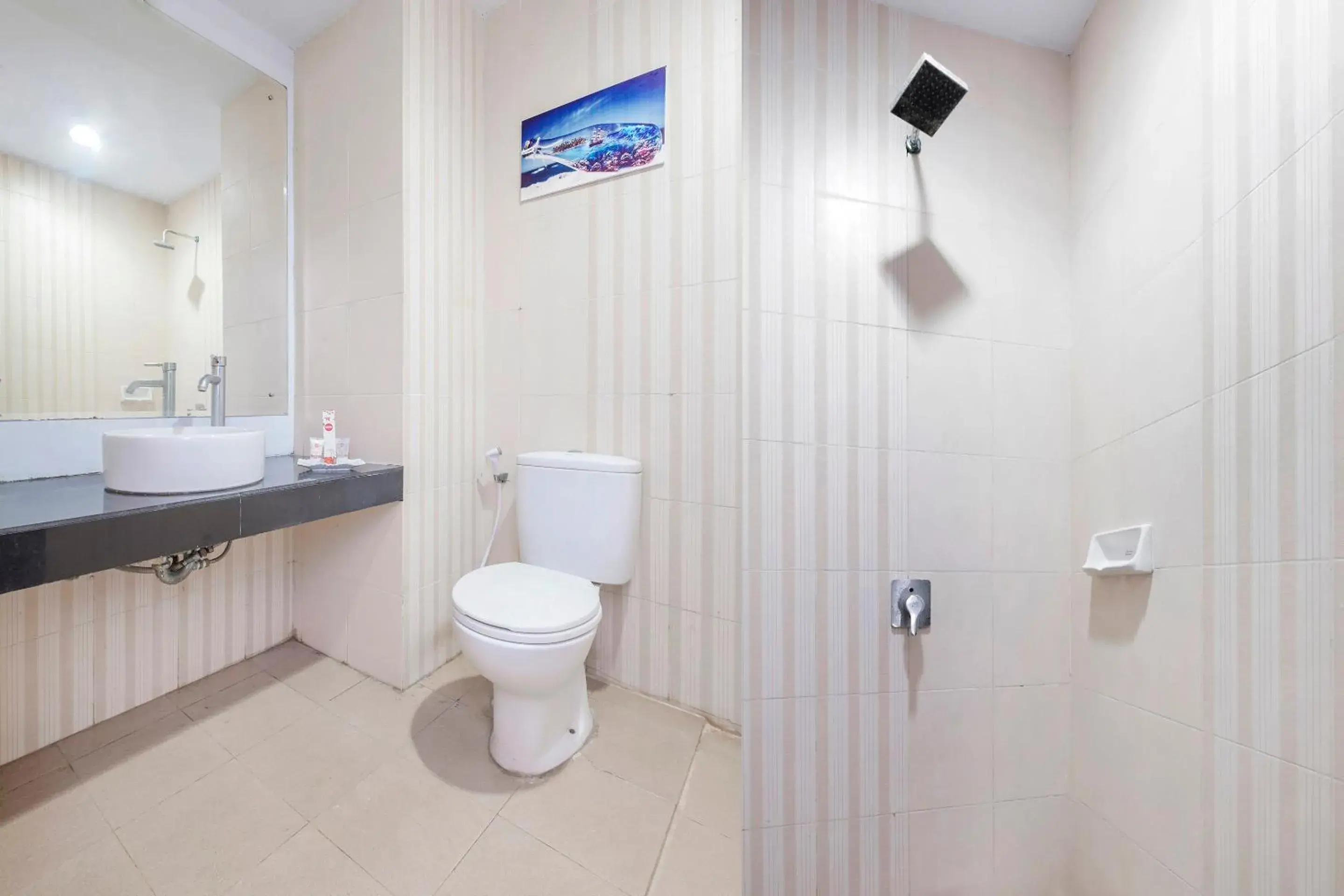 Bathroom in OYO 472 Hotel Asyra