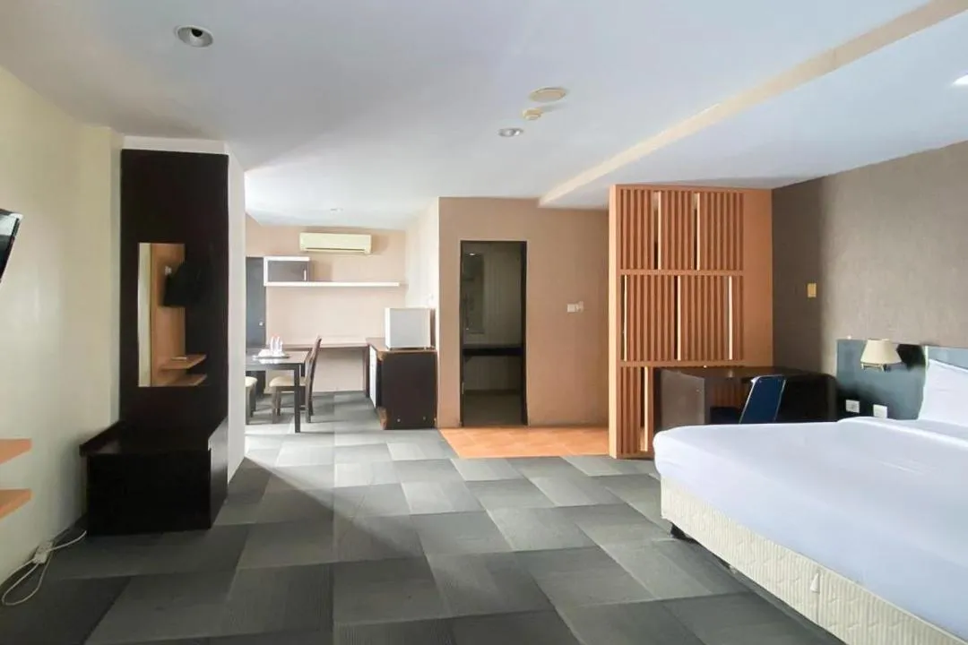 Bedroom, Bed in Capital O 472 Hotel Asyra