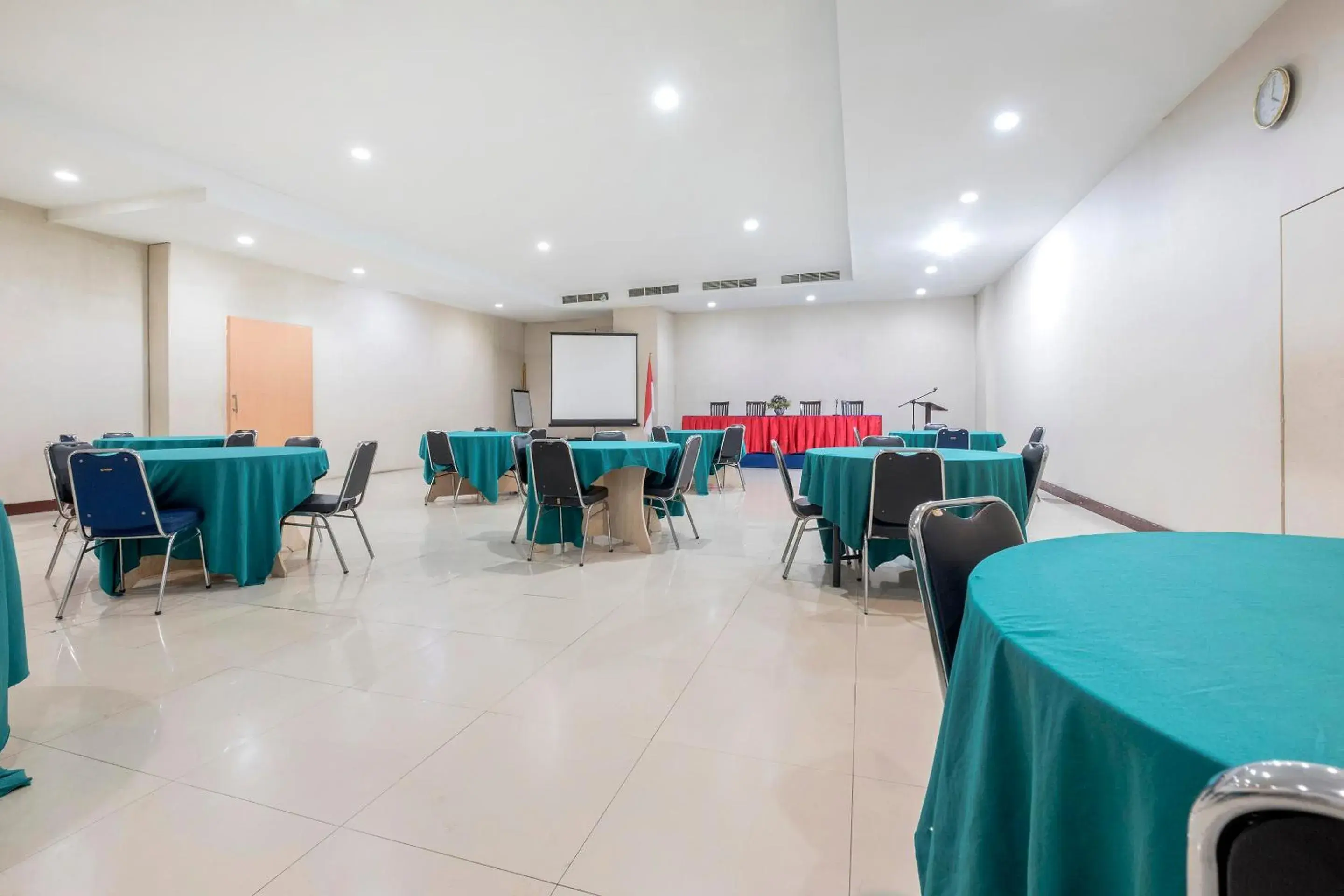 Meeting/conference room, Restaurant/Places to Eat in OYO 472 Hotel Asyra
