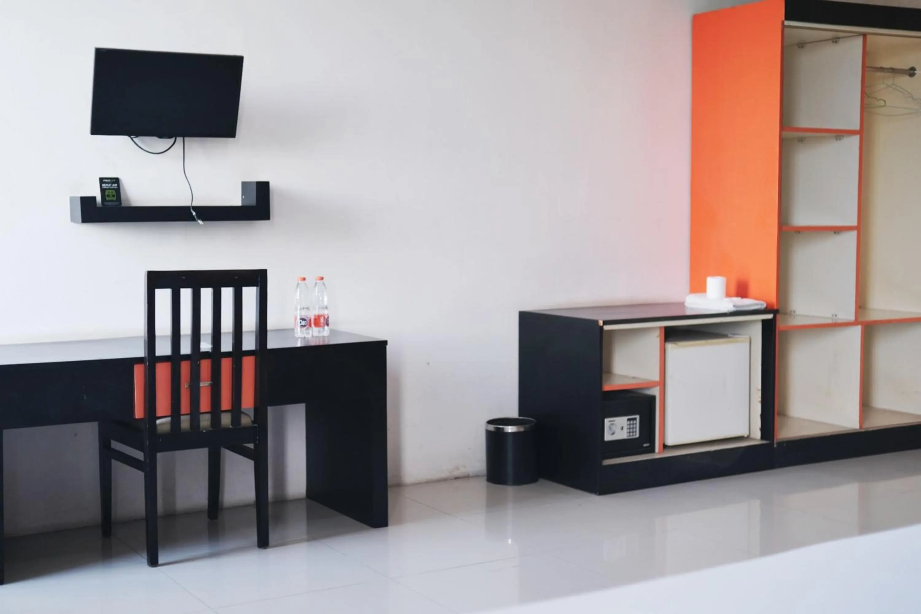 Seating area in Urbanview Hotel Asyra Makassar