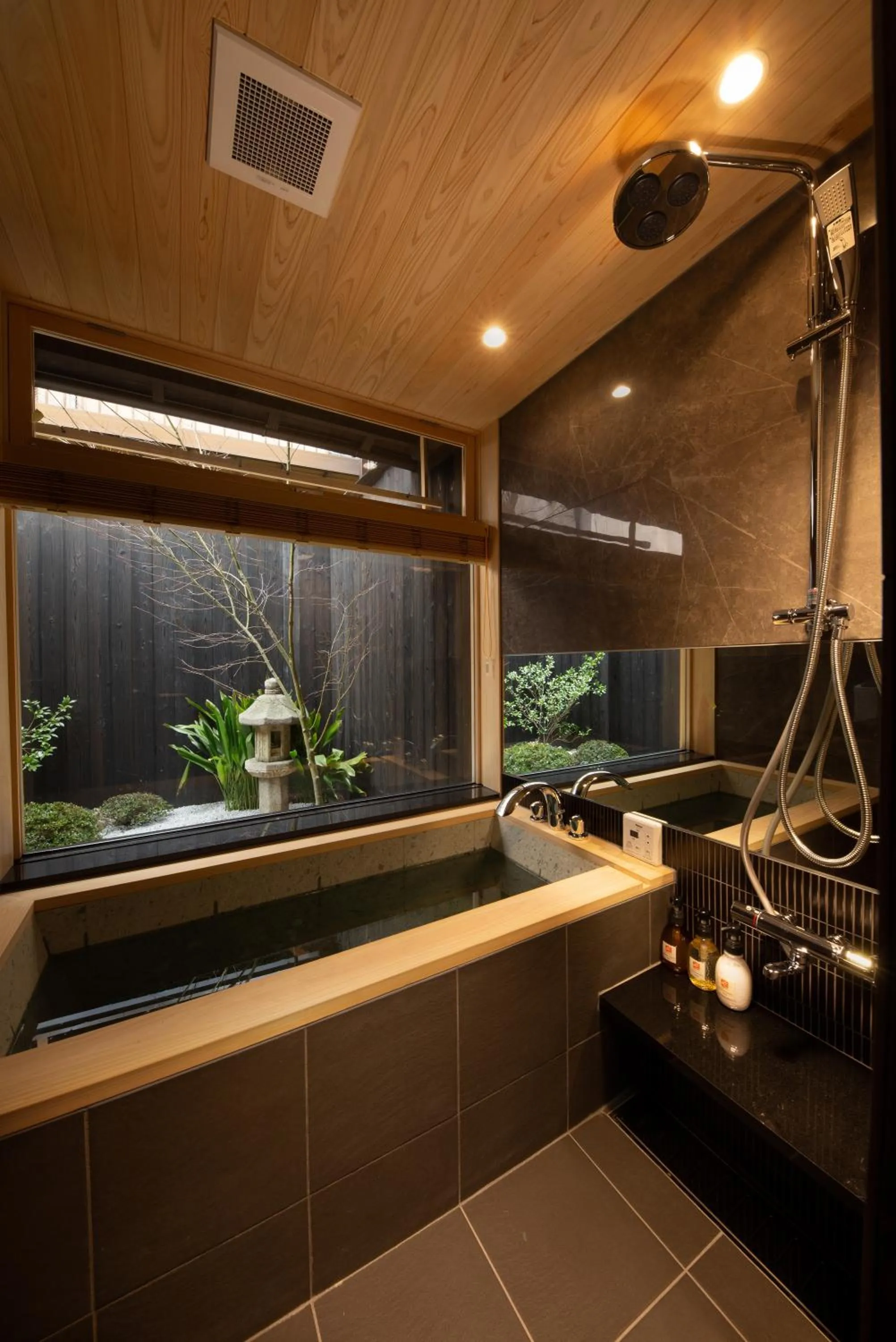 Hot Tub in Tsumugi Kiyomizugojo