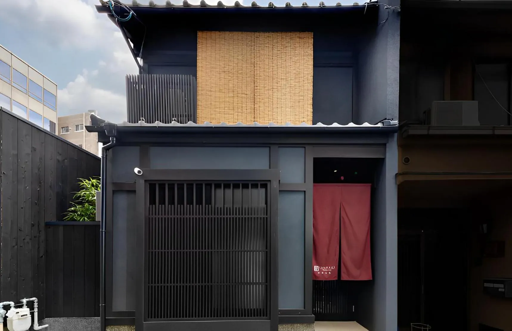Property building in Tsumugi Kiyomizugojo