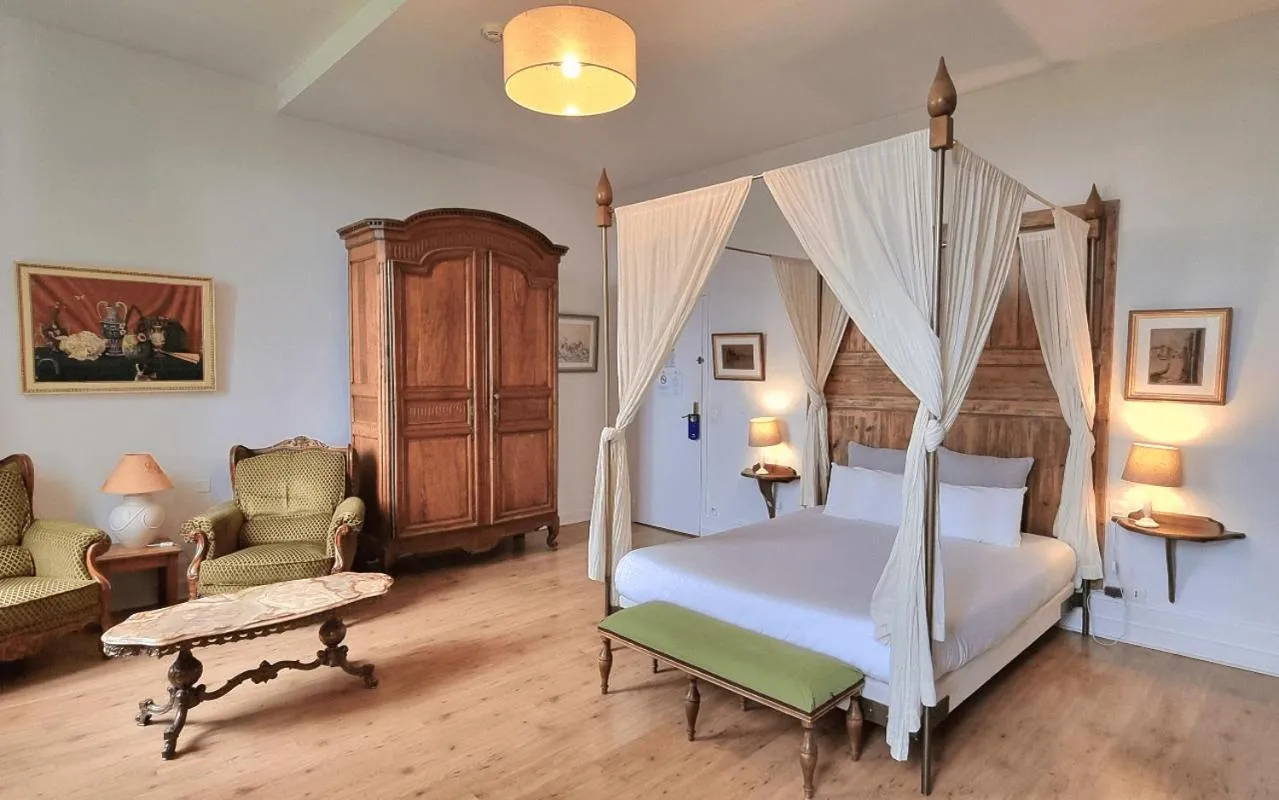 Bed in Demeures & Château - Fleur de Roques - Puisseguin Saint Emilion