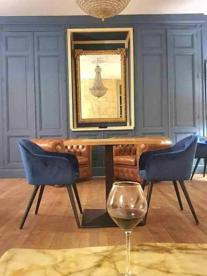 Lounge or bar in Demeures & Château - Fleur de Roques - Puisseguin Saint Emilion