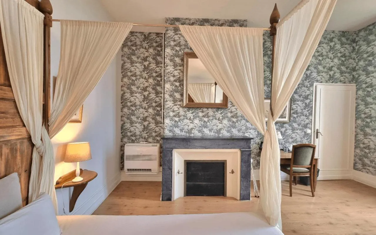 Bed in Demeures & Château - Fleur de Roques - Puisseguin Saint Emilion