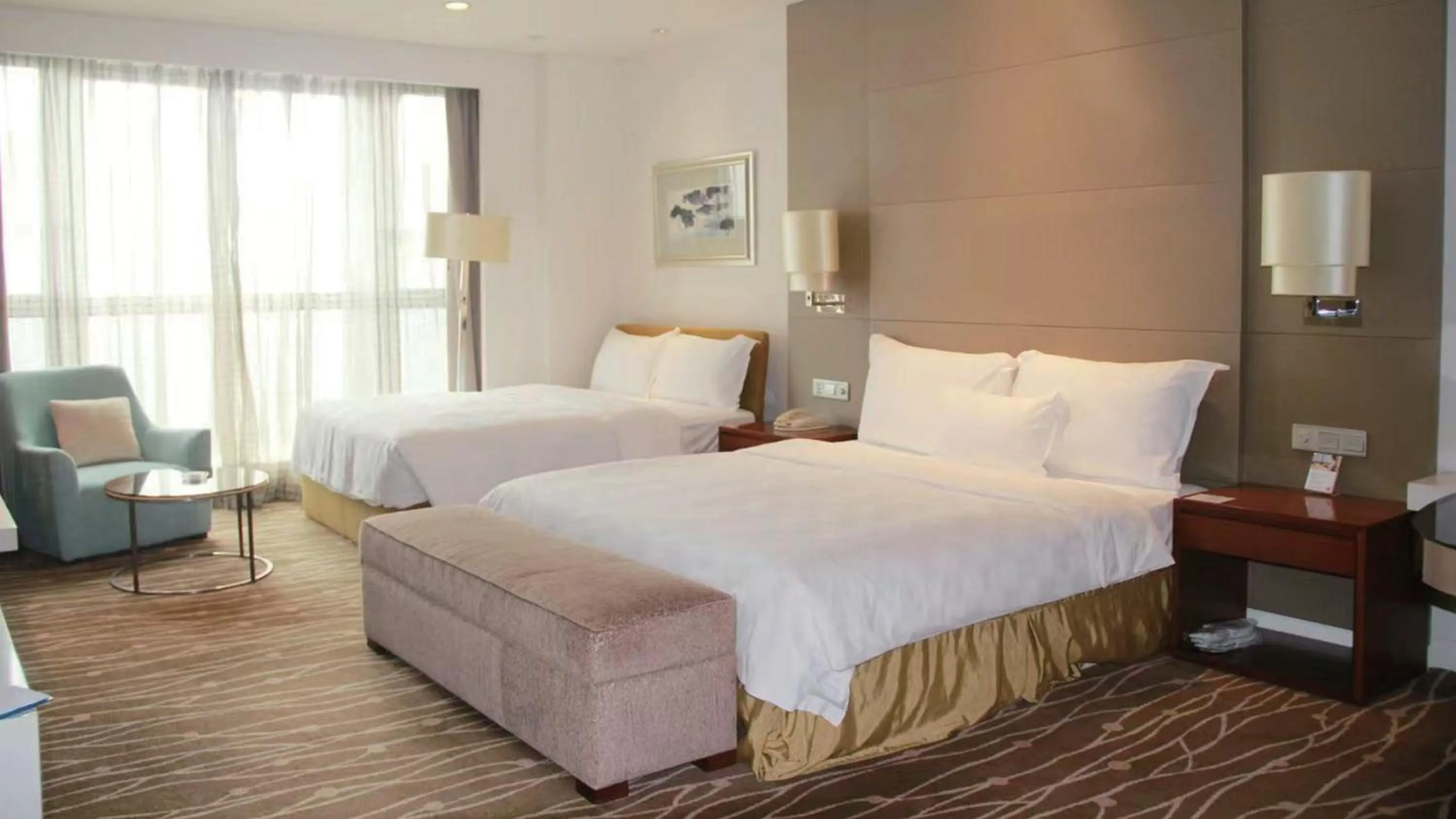 Photo of the whole room, Bed in Holiday Inn Chengdu Xindu by IHG