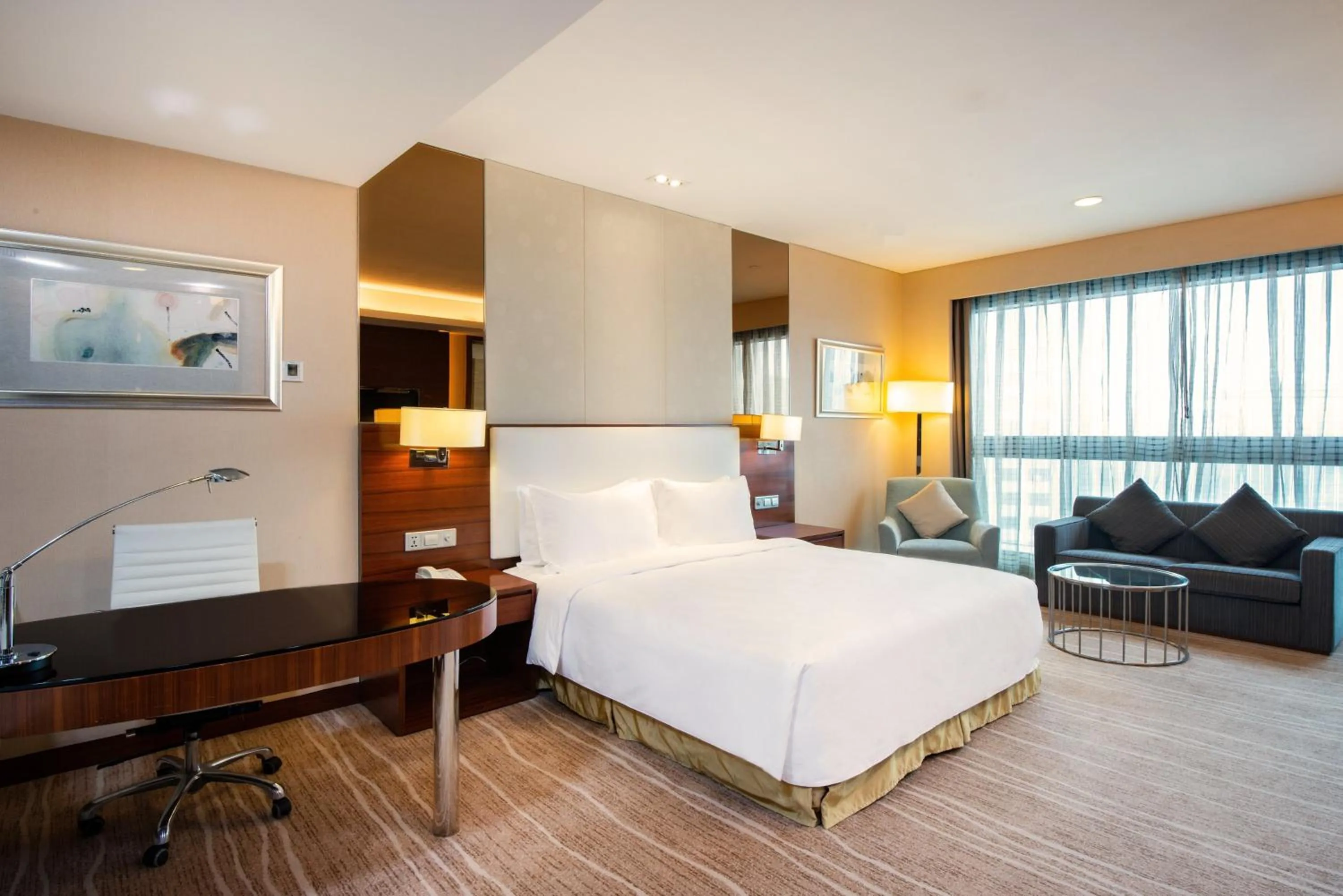 Photo of the whole room, Bed in Holiday Inn Chengdu Xindu by IHG