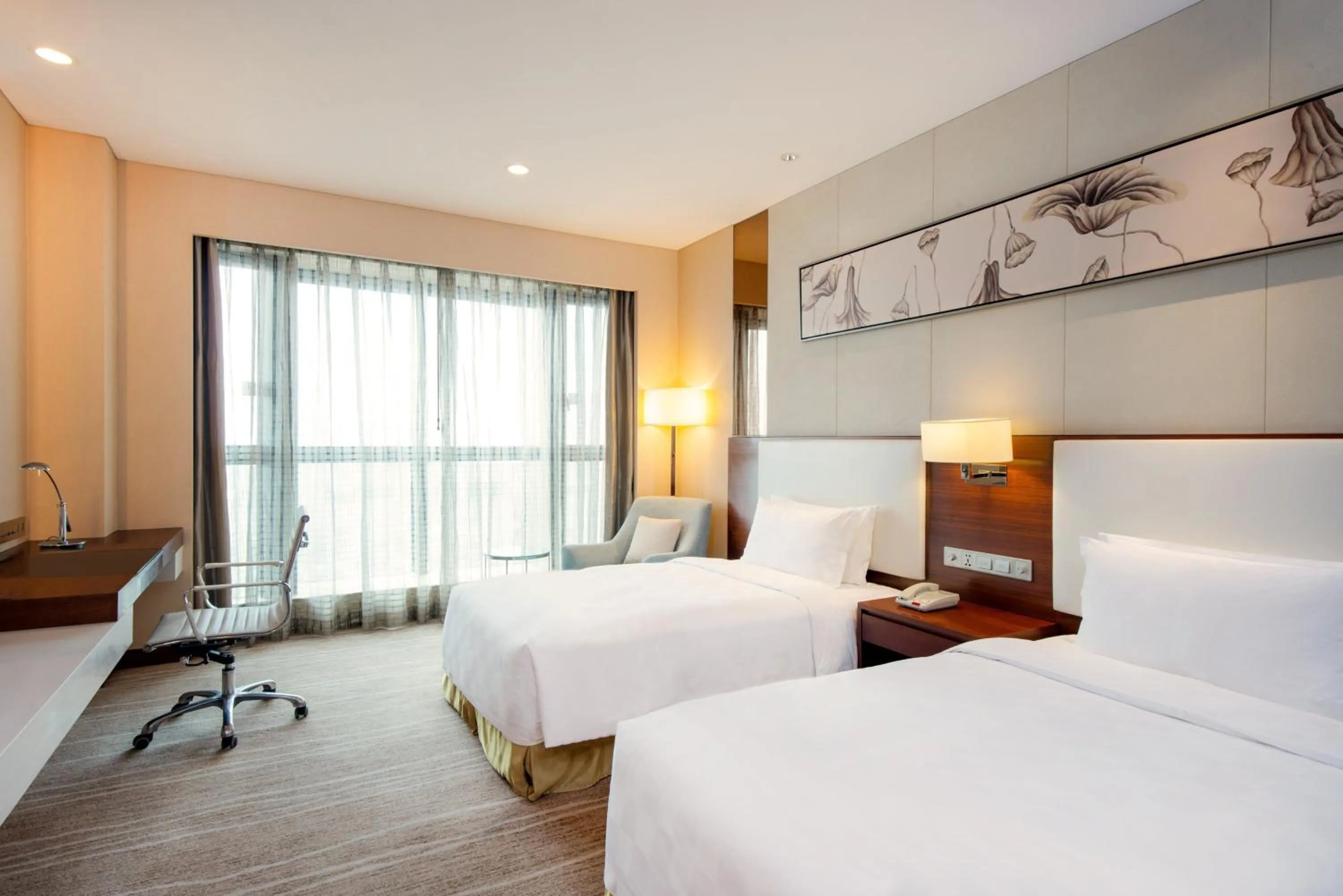 Photo of the whole room, Bed in Holiday Inn Chengdu Xindu by IHG
