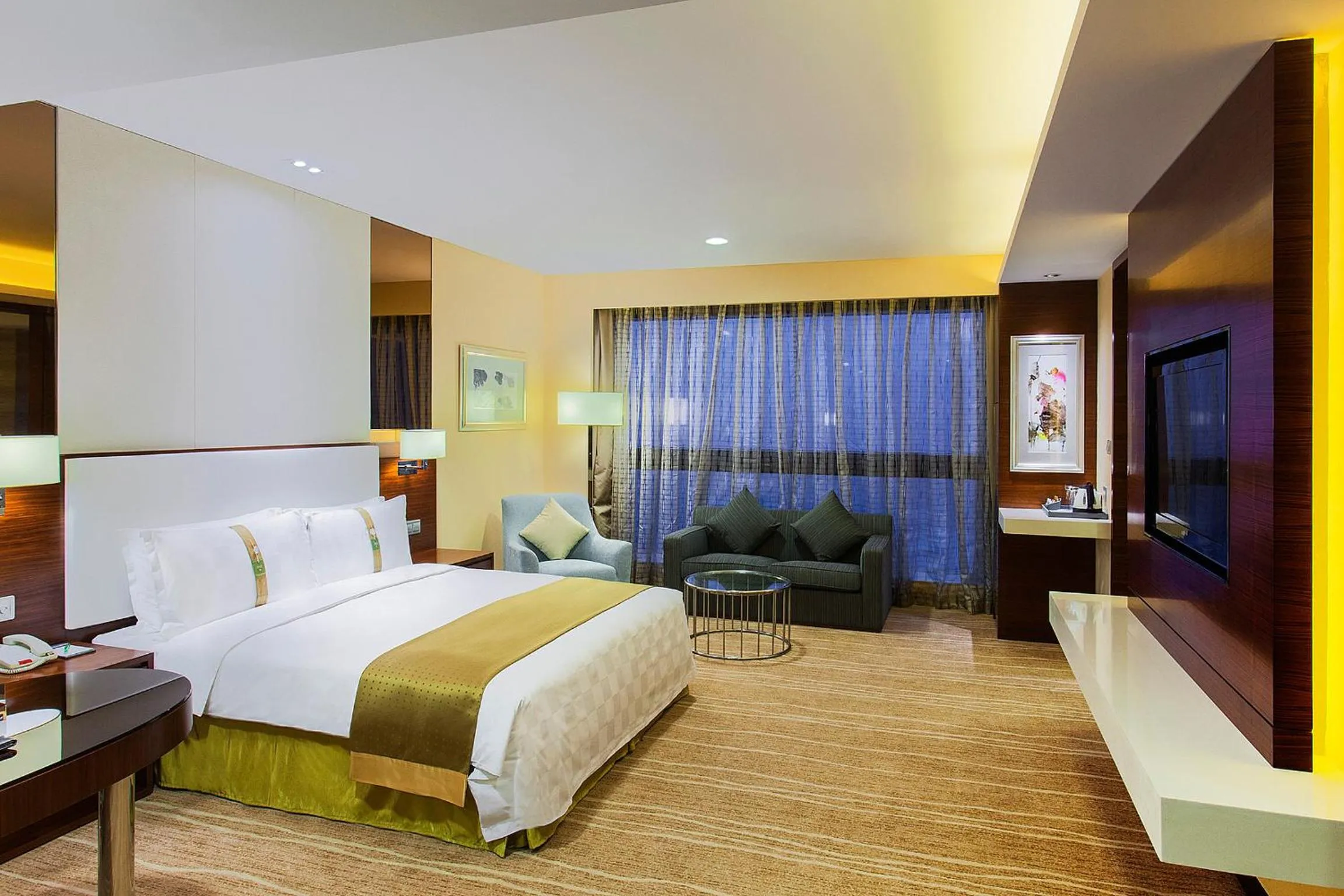 Photo of the whole room, Bed in Holiday Inn Chengdu Xindu by IHG