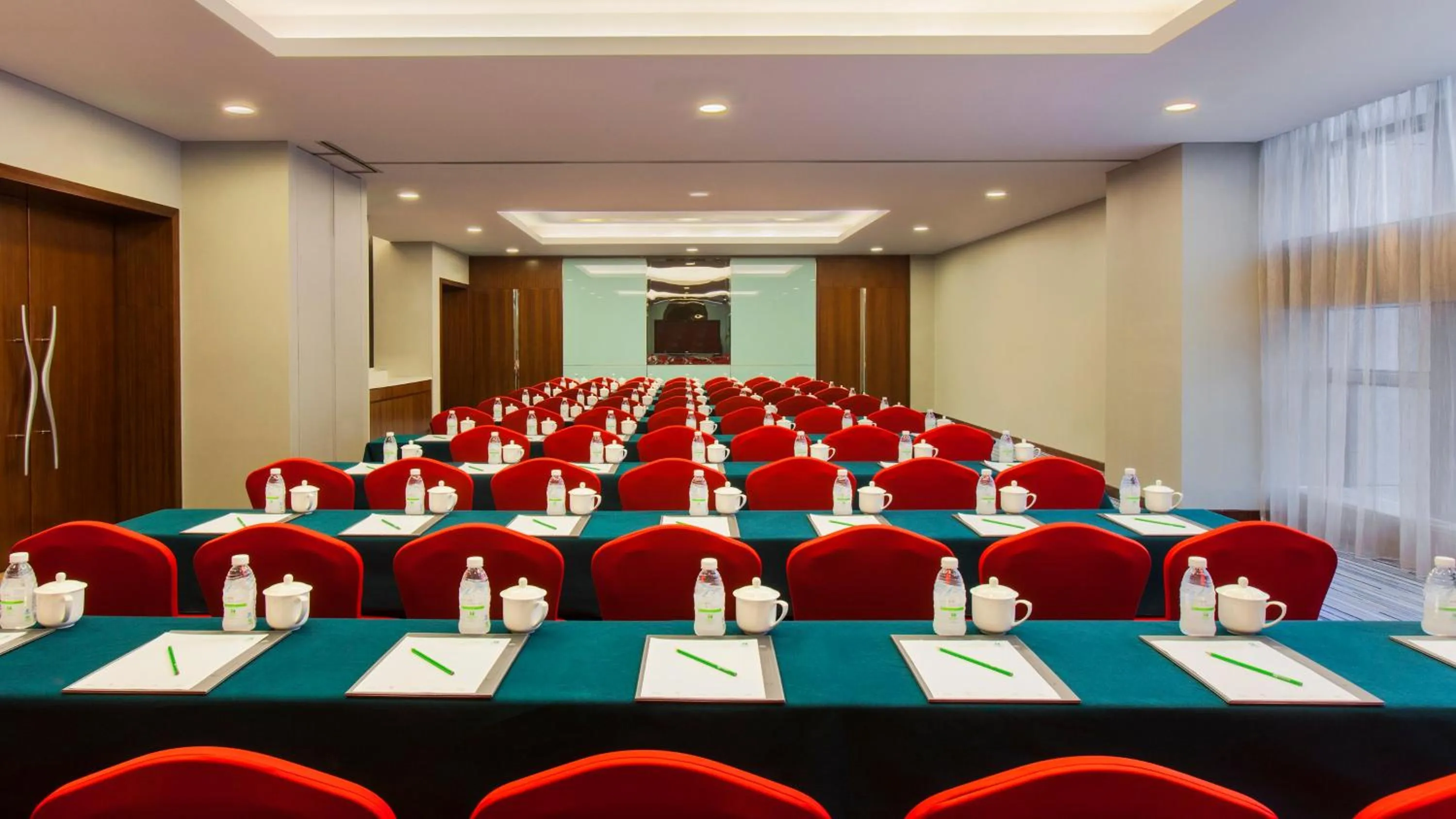 Meeting/conference room in Holiday Inn Chengdu Xindu by IHG