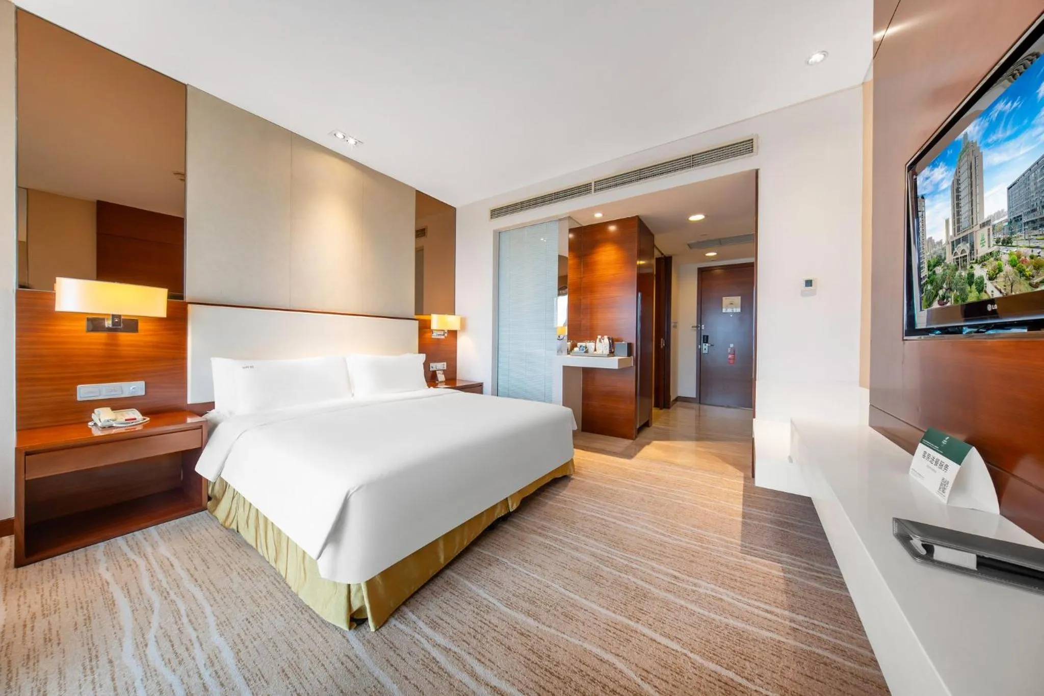 Photo of the whole room, Bed in Holiday Inn Chengdu Xindu by IHG