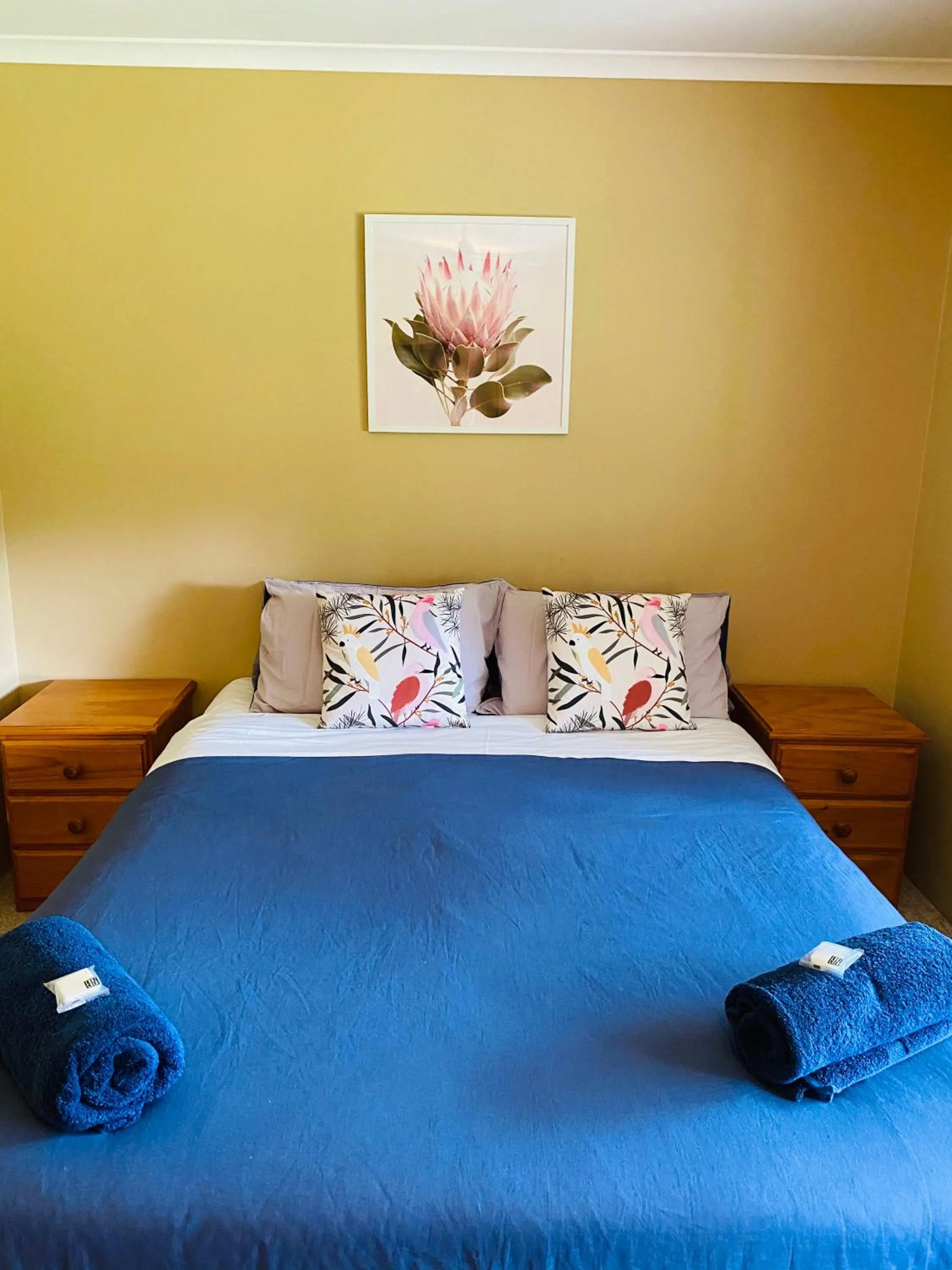 Bed in Hunter Hideaway Cottages