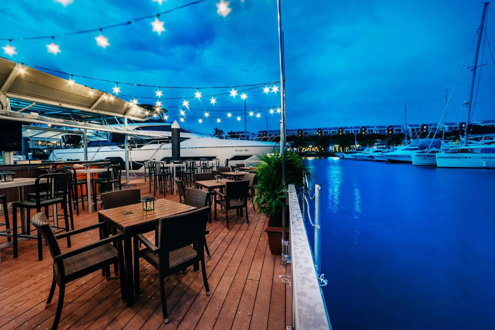 Lounge or bar in ONE15 Marina Sentosa Cove Singapore