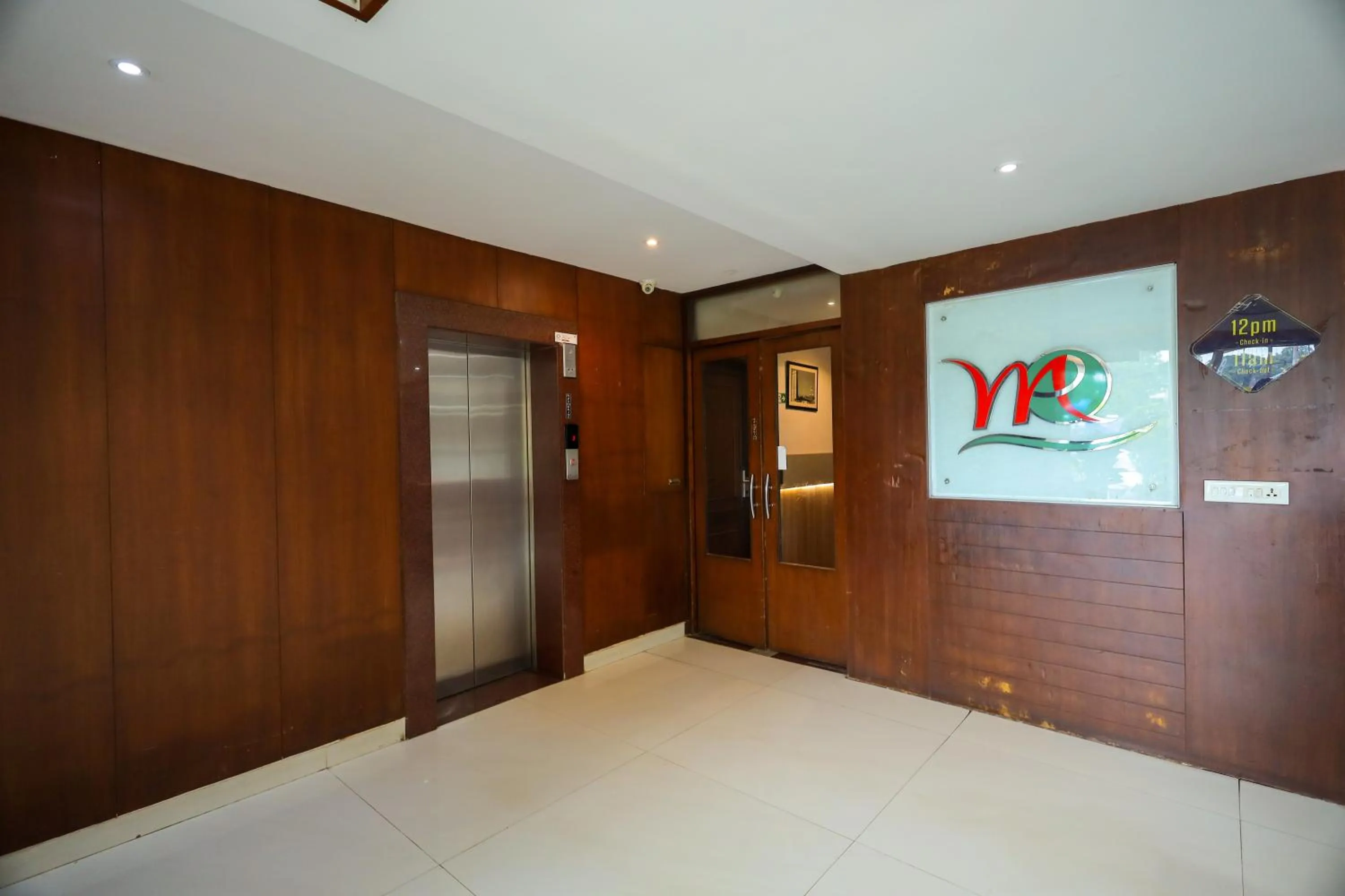 elevator in Metro Plaza Hotel by RAK Rooms, Mangaluru