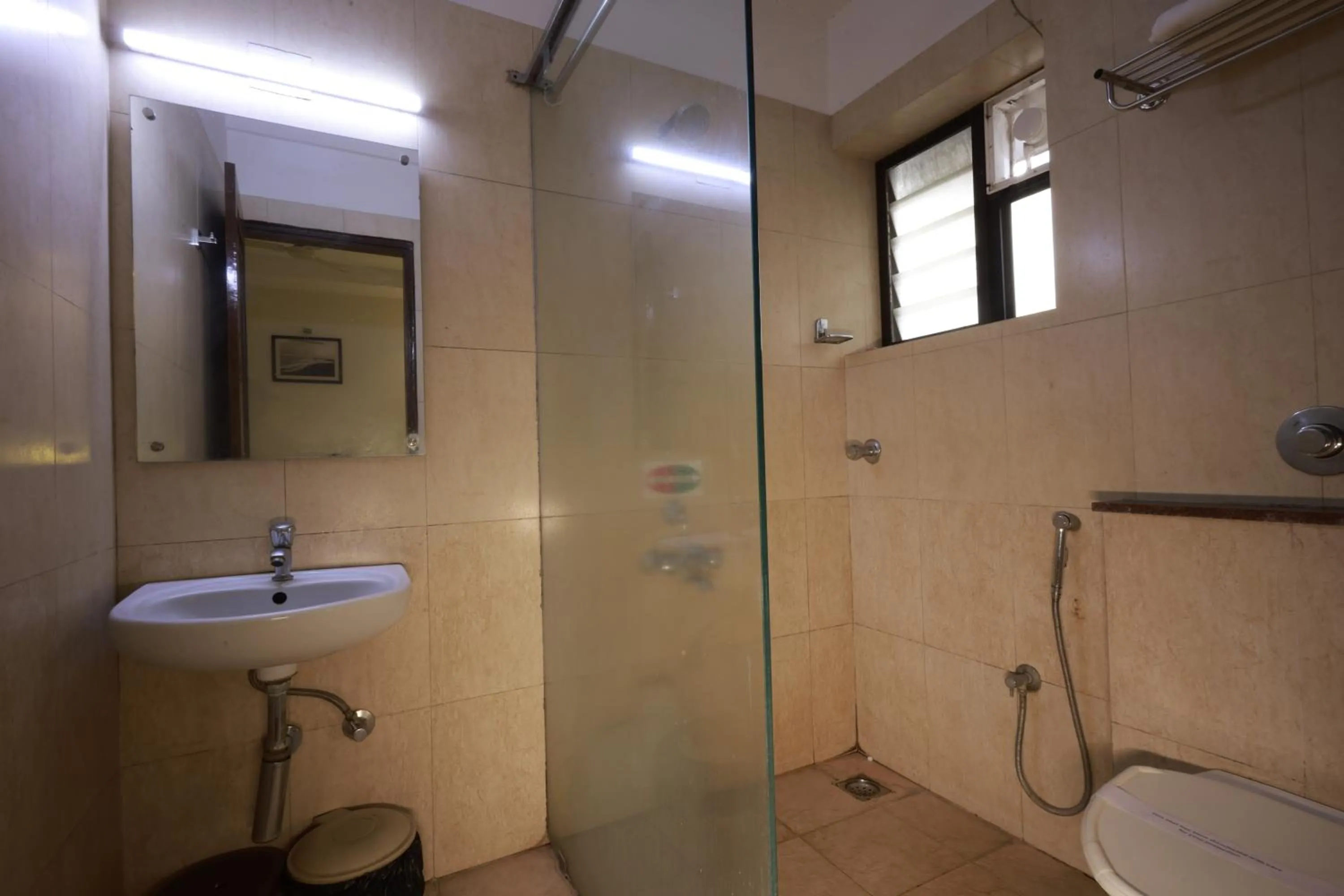 Bathroom in Metro Plaza Hotel by RAK Rooms, Mangaluru