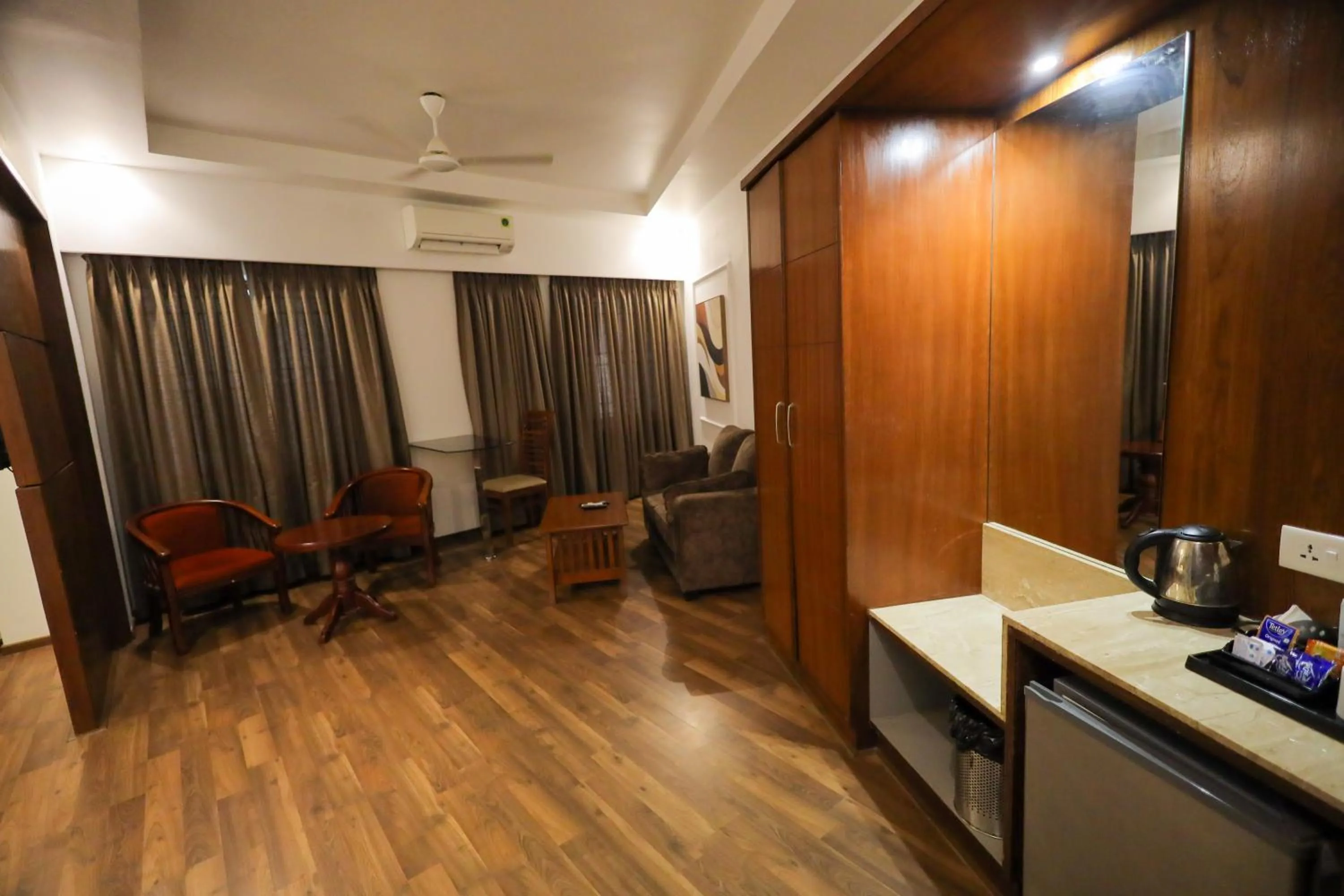 Living room in Metro Plaza Hotel by RAK Rooms, Mangaluru