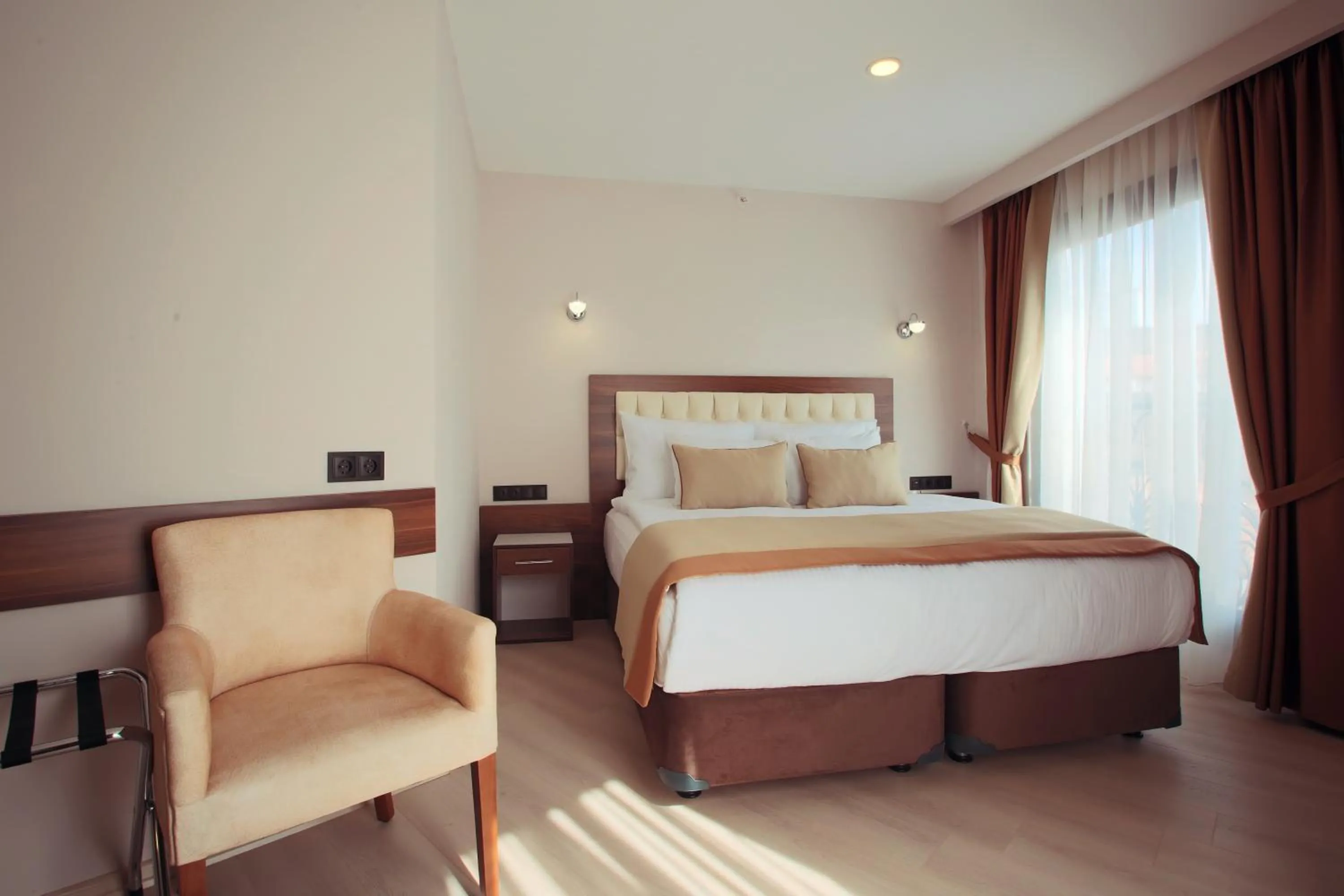 Bedroom, Bed in Hotel Paris Prestige