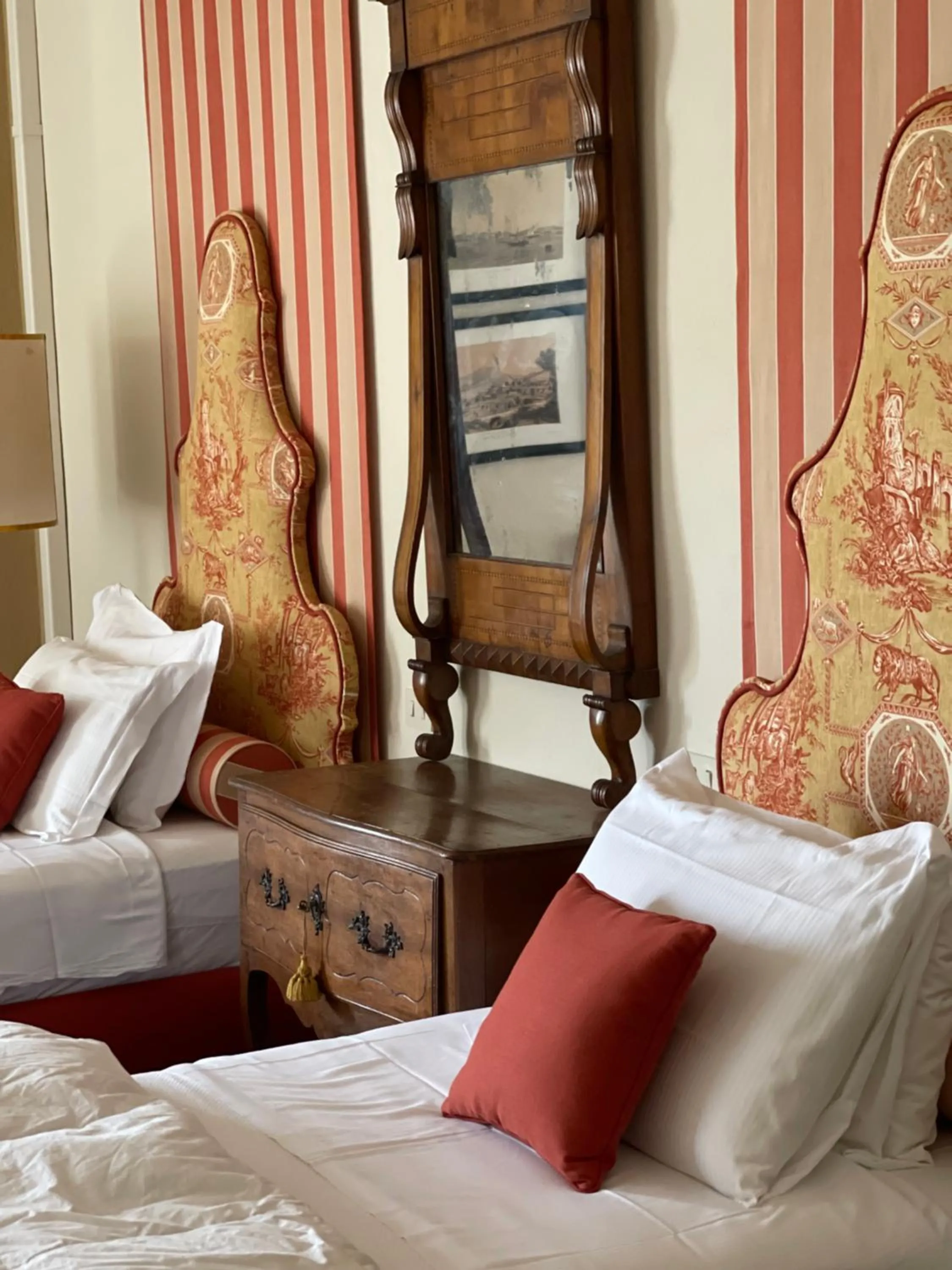 Large Twin Room in Boutique Wine Resort - Villa Dianella