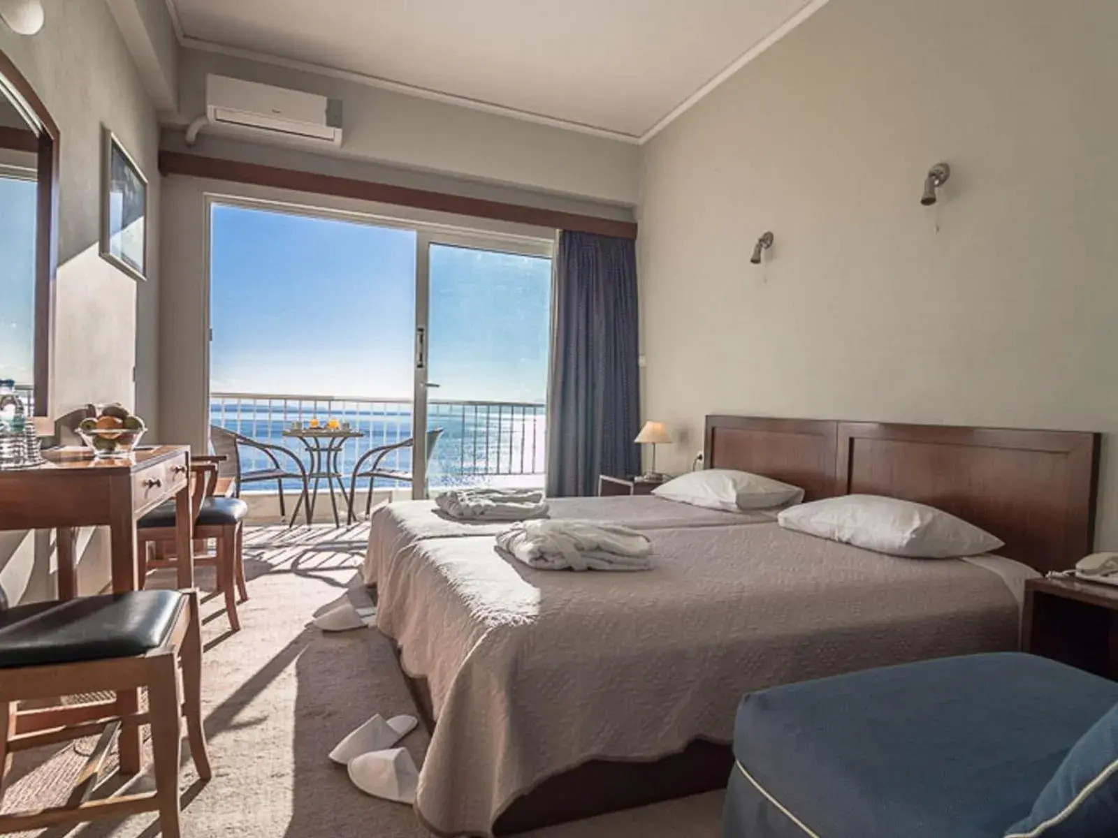 Twin Room in Hotel Cokkinis Twin Room in Hotel Cokkinis