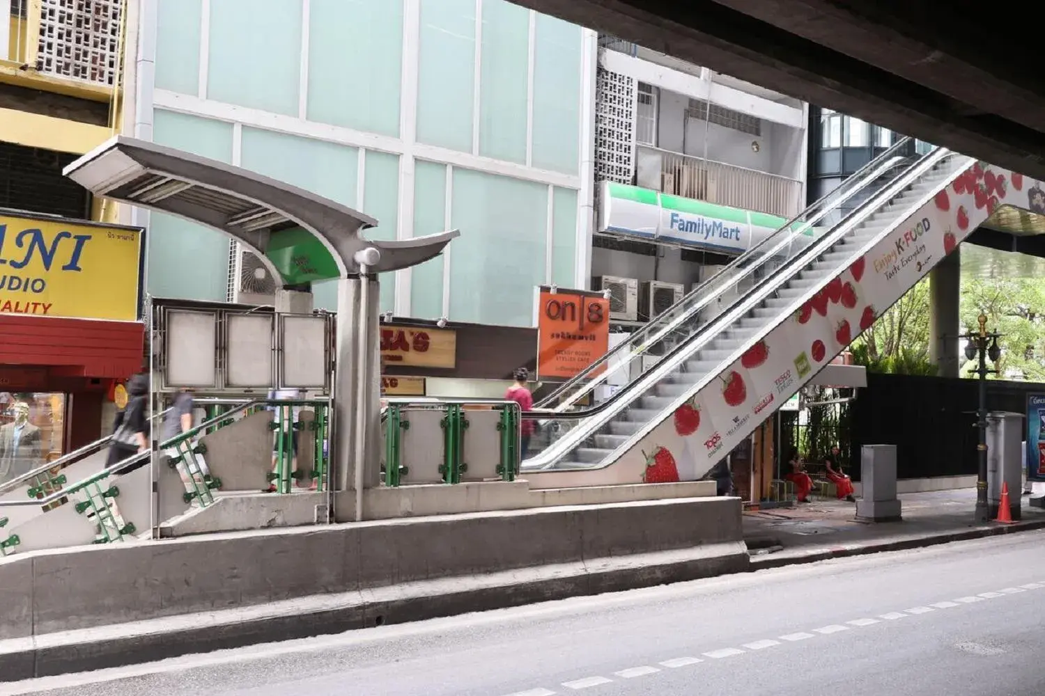 Street view in On 8 Sukhumvit Nana Bangkok Street view in On 8 Sukhumvit Nana Bangkok