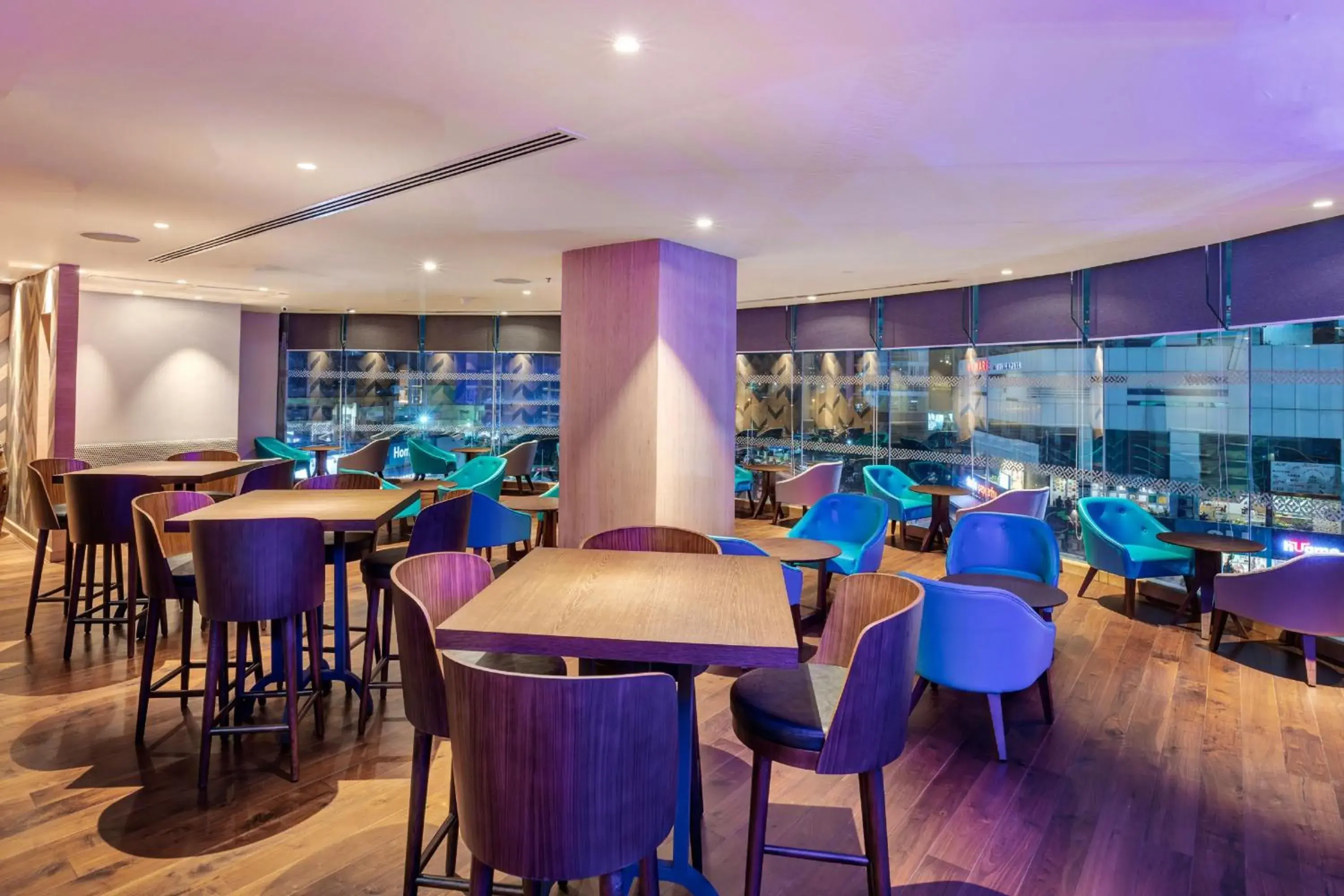 Lounge or bar in Four Points by Sheraton Navi Mumbai, Vashi Lounge or bar in Four Points by Sheraton Navi Mumbai, Vashi