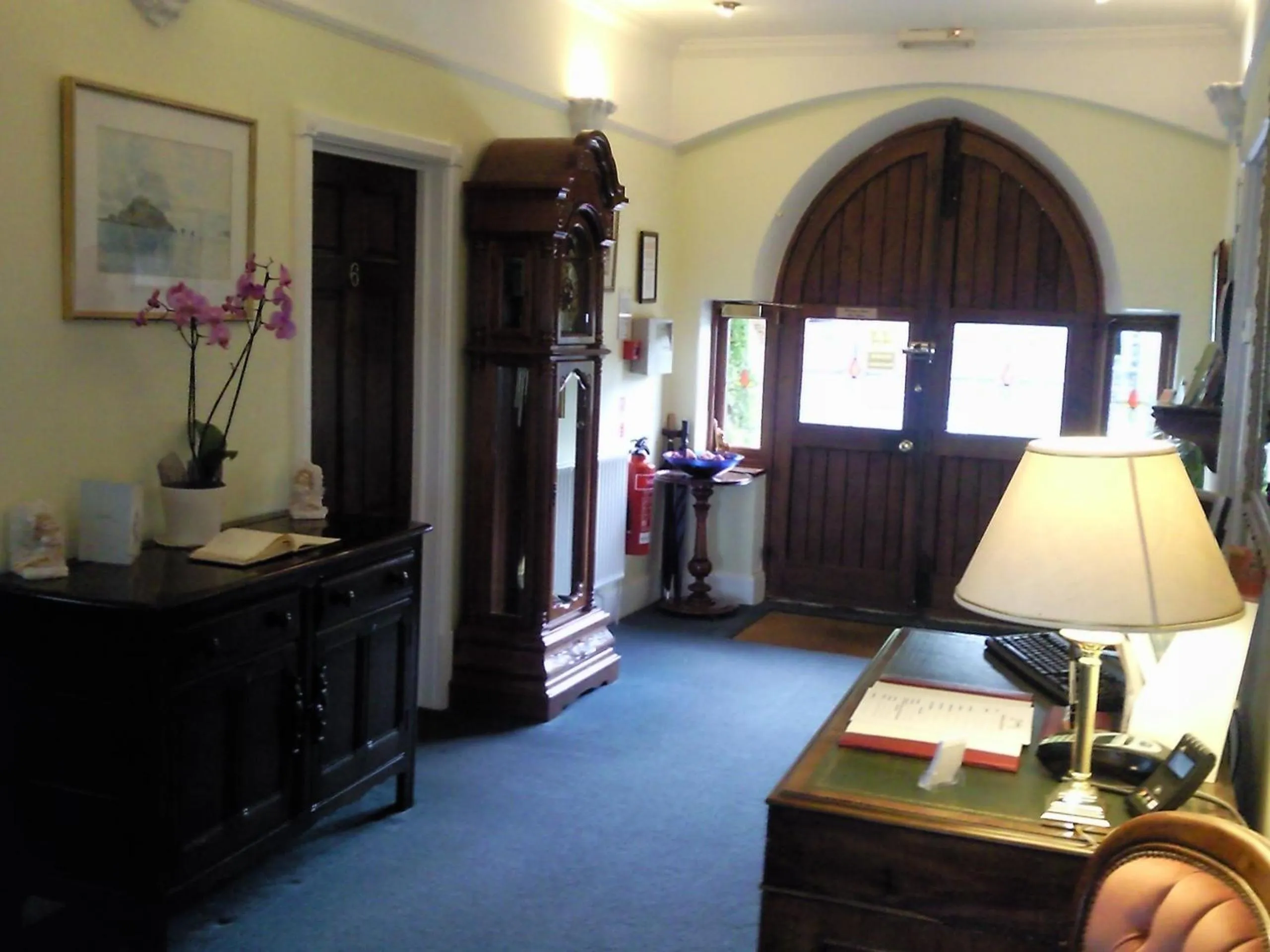 Lobby or reception in Trumbles Gatwick B&B