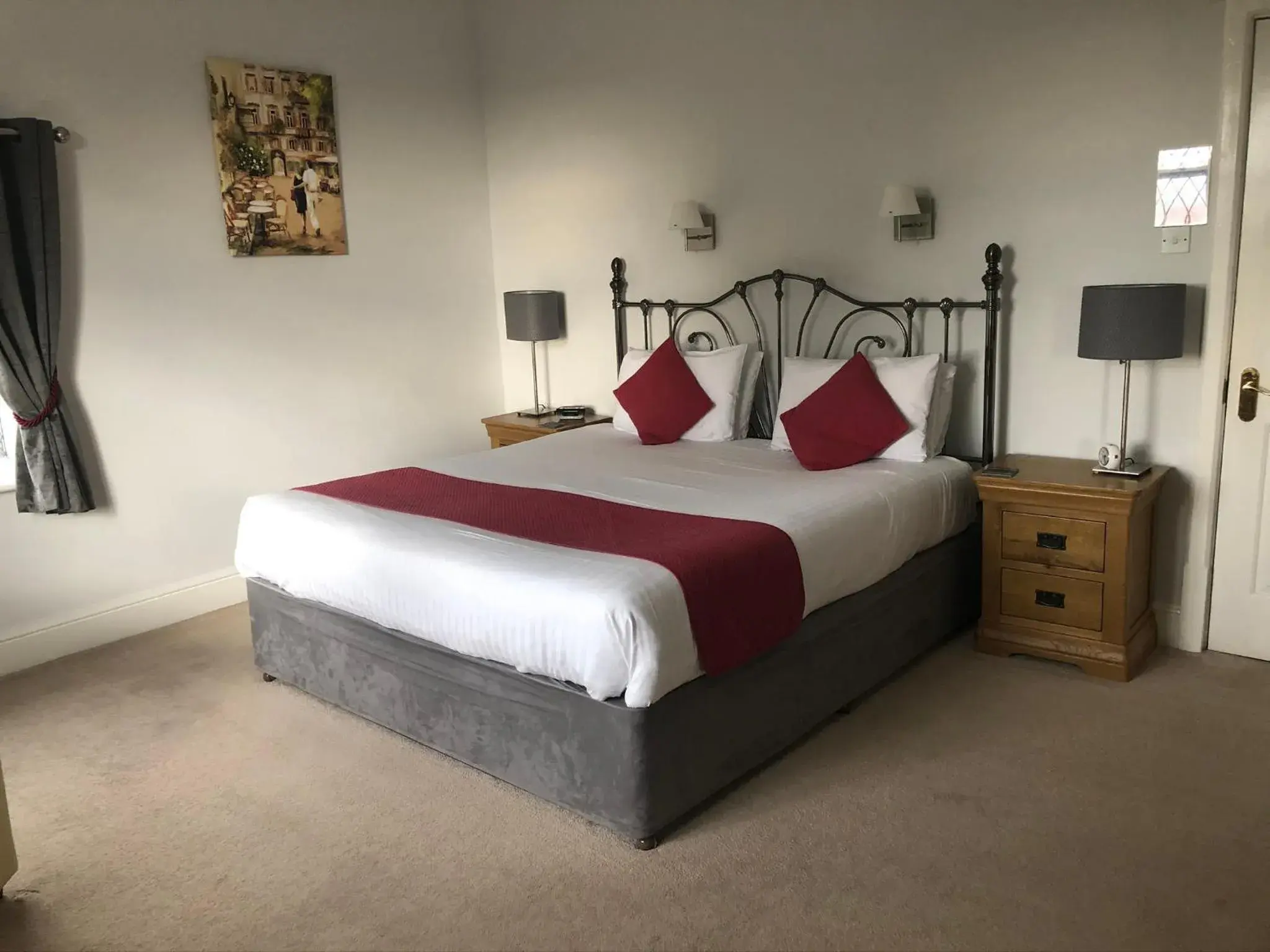 Deluxe Double Room (No 1) in Trumbles Gatwick B&B Deluxe Double Room (No 1) in Trumbles Gatwick B&B