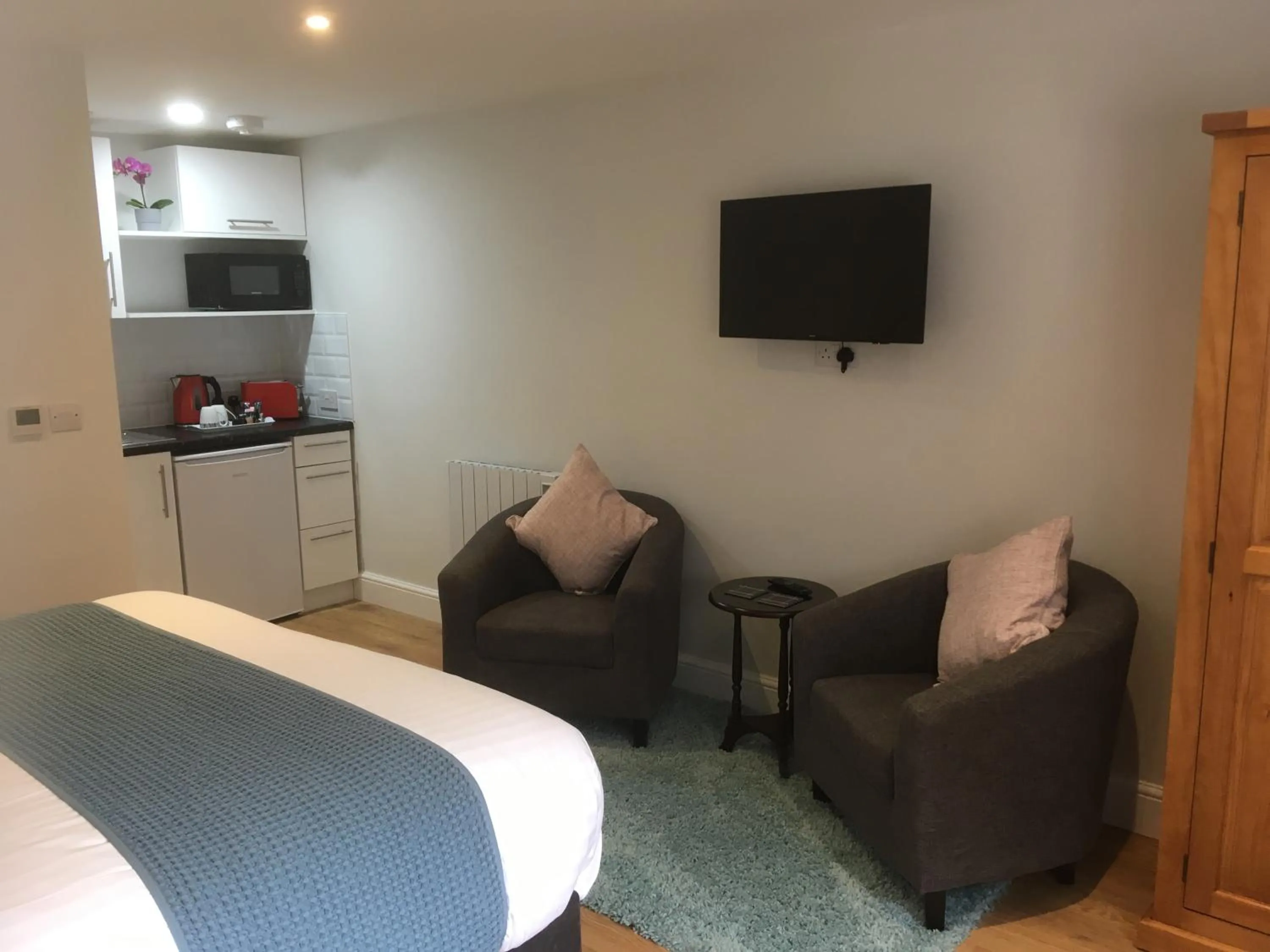 Seating area, Bed in Trumbles Gatwick B&B