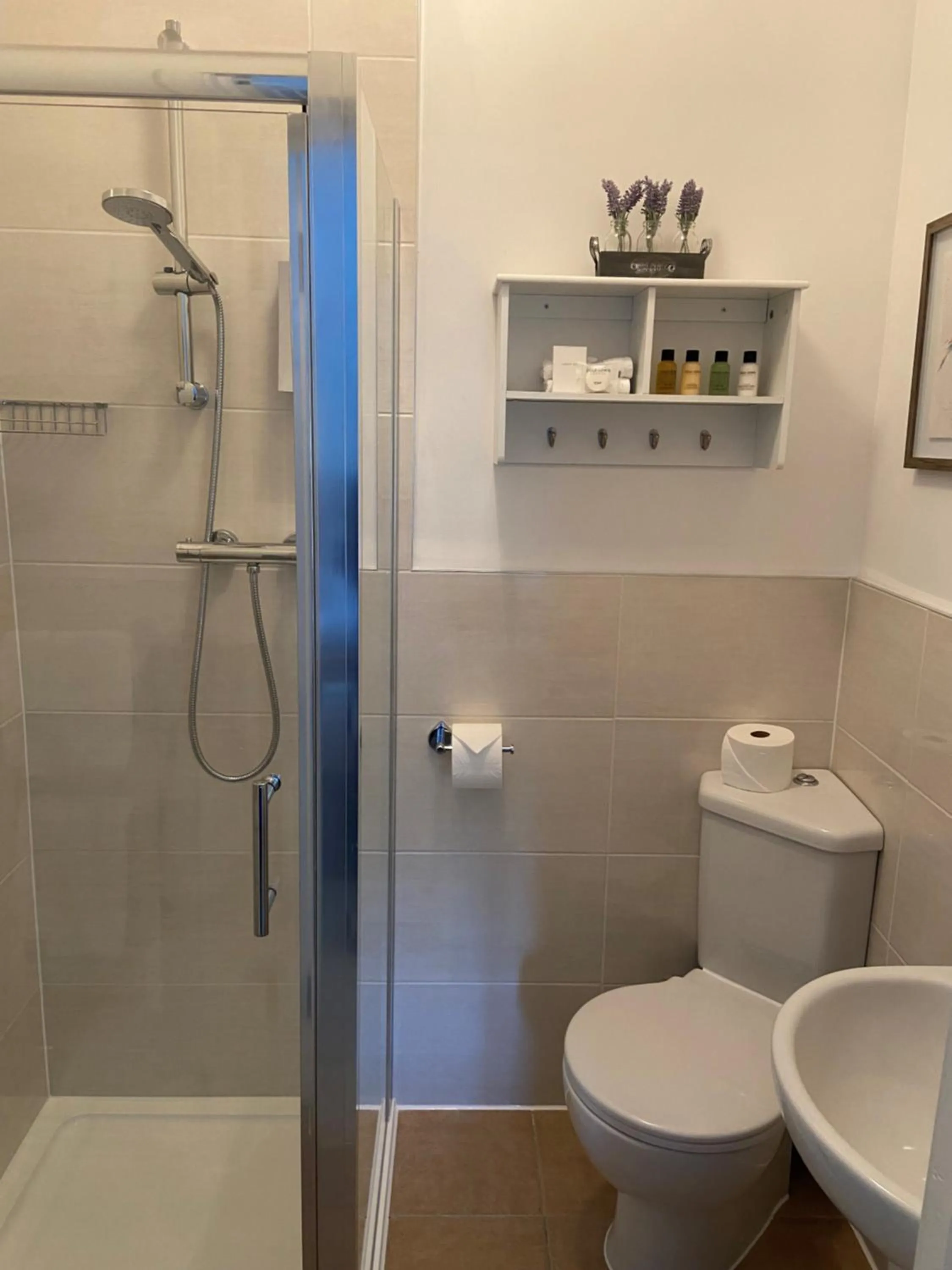 Shower in Trumbles Gatwick B&B