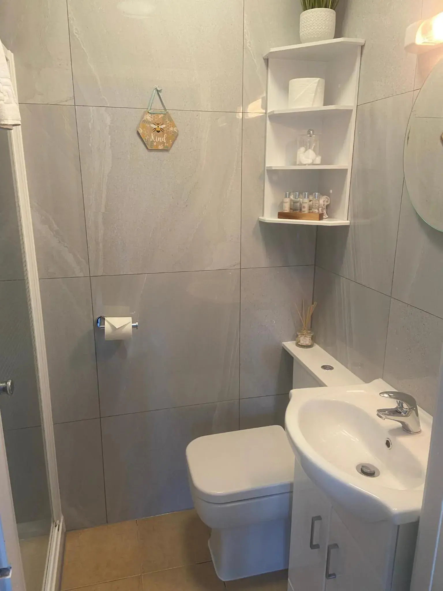 Double or Twin Room (No 4) in Trumbles Gatwick B&B Double or Twin Room (No 4) in Trumbles Gatwick B&B