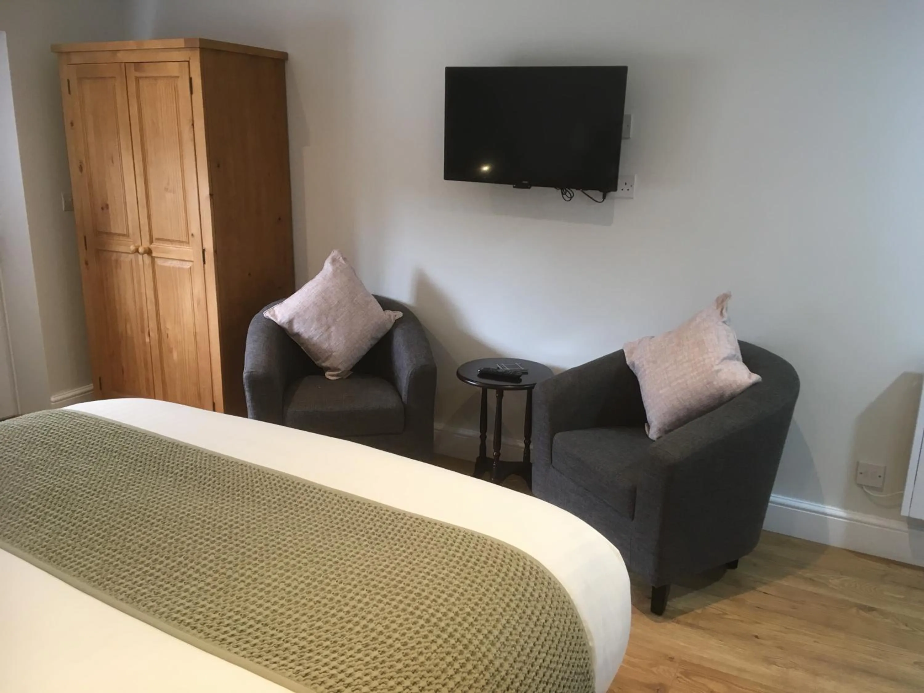 Seating area, Bed in Trumbles Gatwick B&B