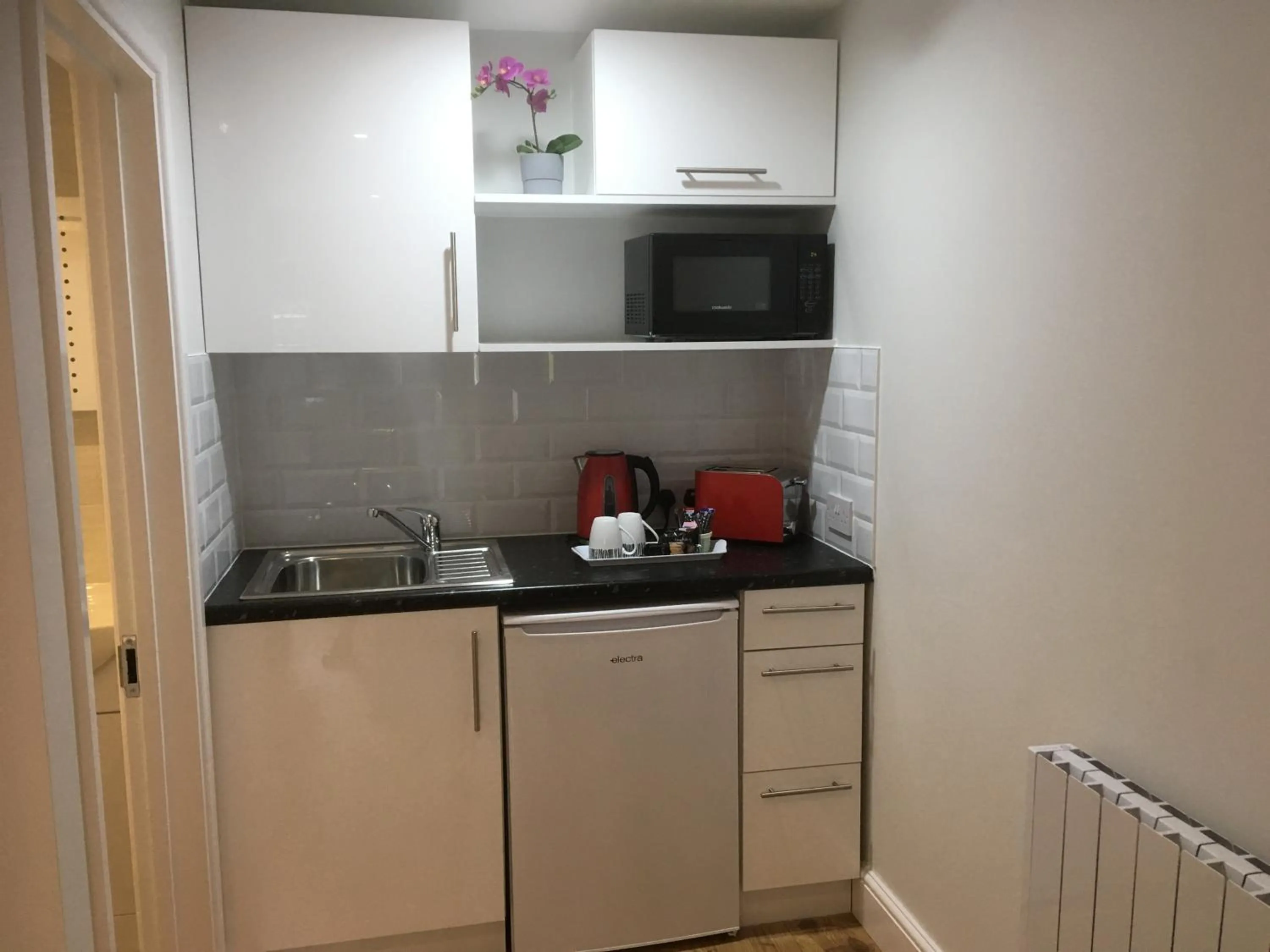Kitchen or kitchenette in Trumbles Gatwick B&B