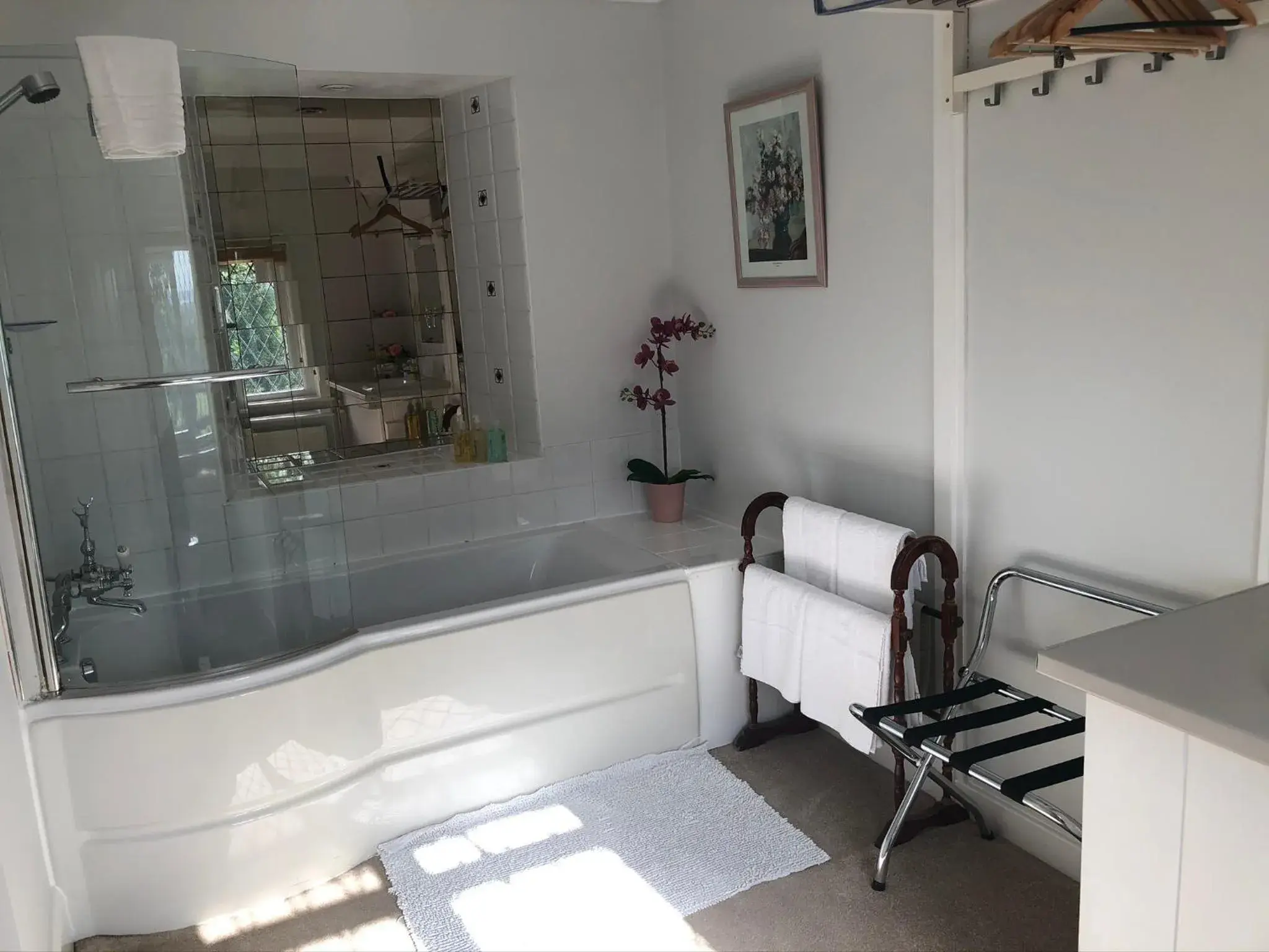 Deluxe Double Room (No 1) in Trumbles Gatwick B&B Deluxe Double Room (No 1) in Trumbles Gatwick B&B