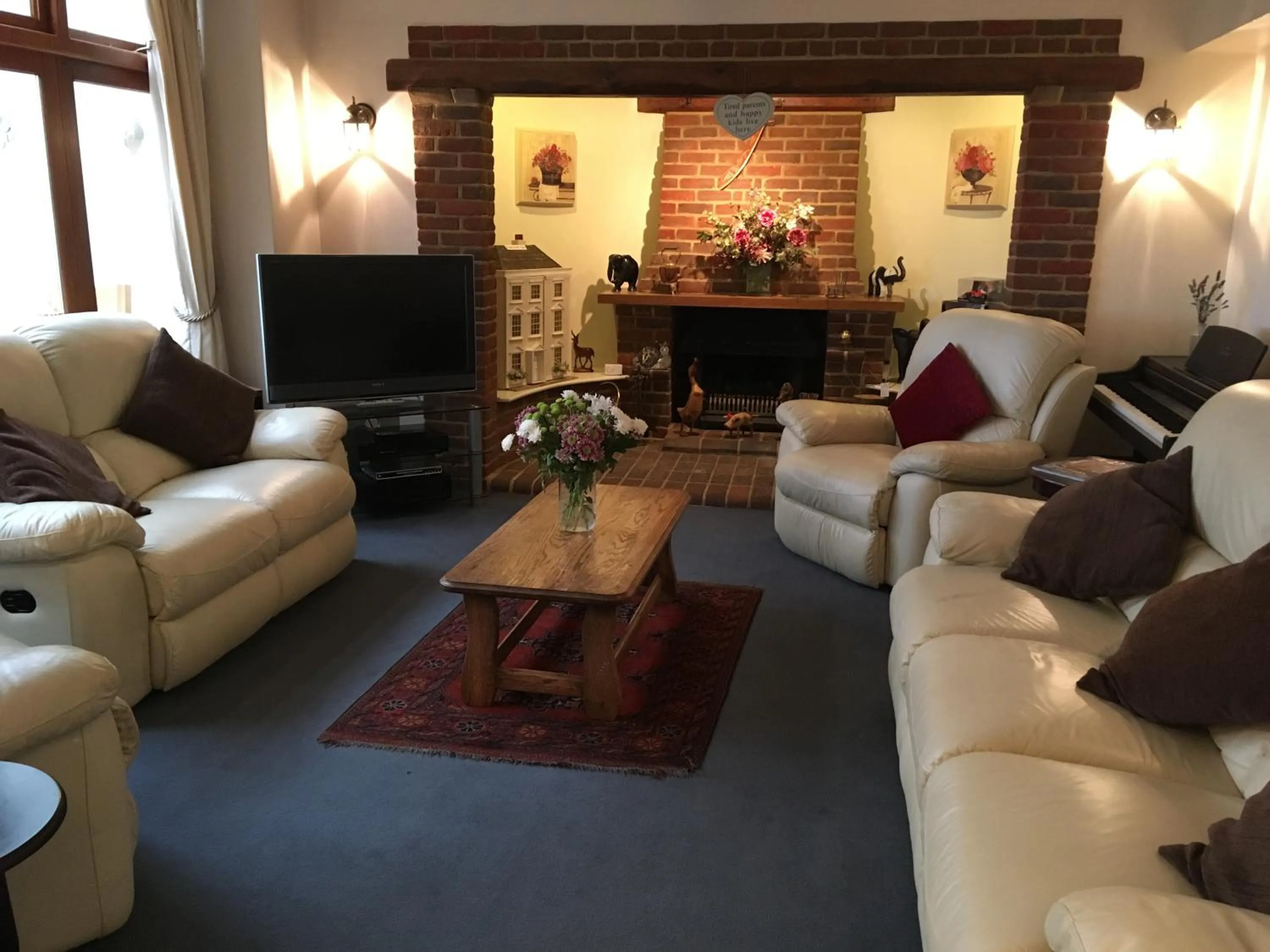 Communal lounge/ TV room in Trumbles Gatwick B&B