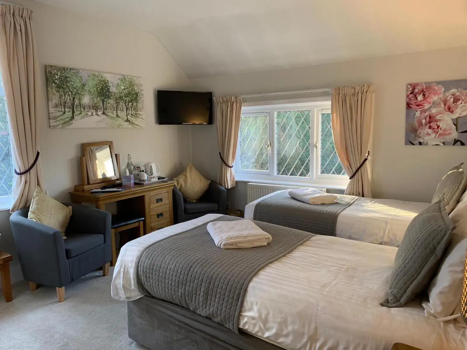 Double or Twin Room (No 4) in Trumbles Gatwick B&B Double or Twin Room (No 4) in Trumbles Gatwick B&B